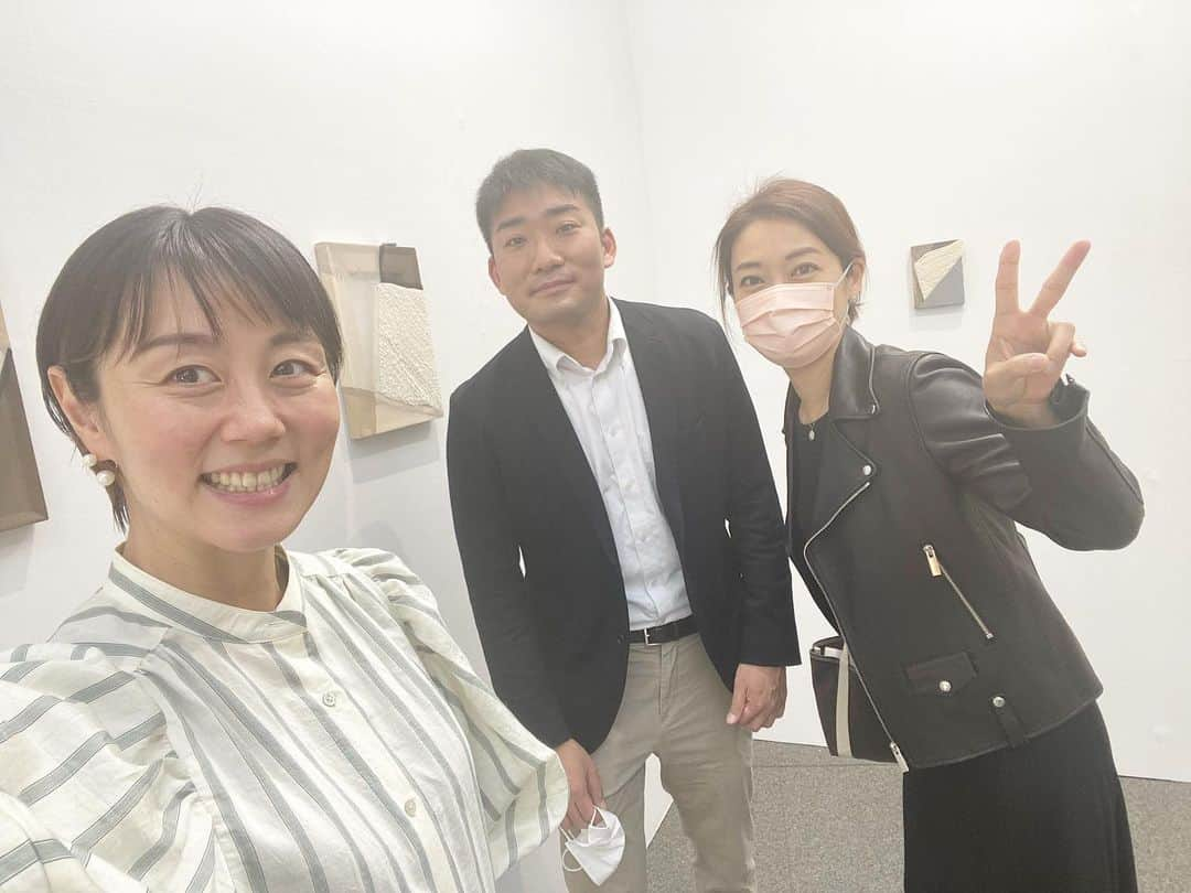 新井麻希のインスタグラム：「* アート好きの山田れなさんと行ってきた❣️  どれも実物の方がエネルギーに溢れているので、写真下手でごめんなさい🙏🙏  一人の女性アーティストさんに、私もれなさんもハマった！女性像を、こうゆうのがずっと評価されている、男社会のアーティスト界でこうやって描かれてきた、じゃあ自分はどう描く？というのを自問自答している方だった！  #artfairtokyo」