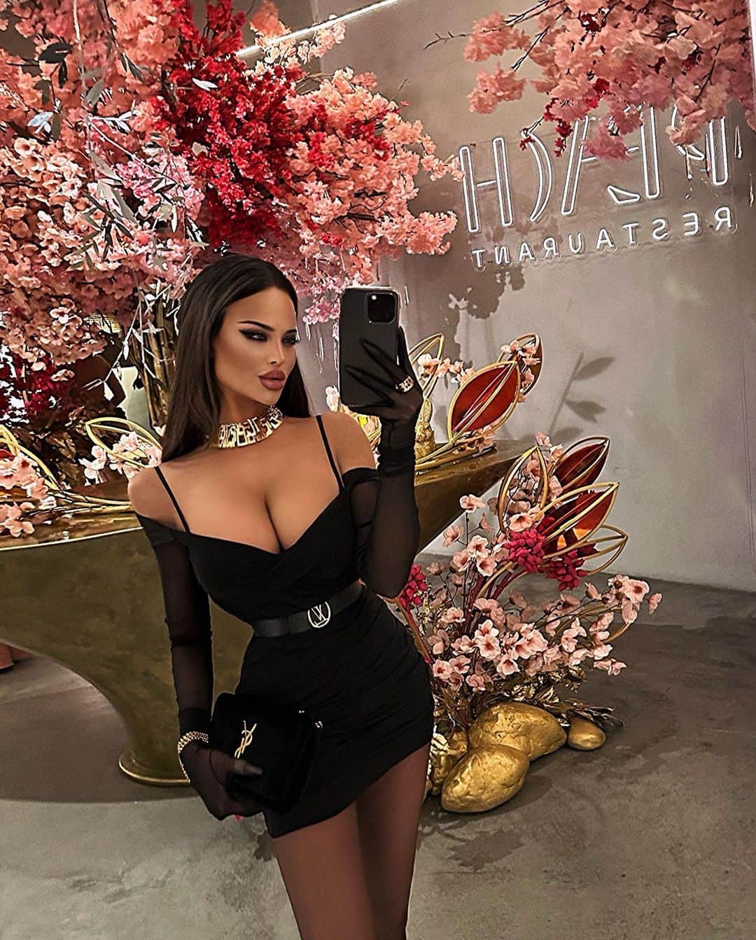 Nita Kuzminaのインスタグラム：「Вчера очередной раз убедилась в том что, когда ты начинаешь полностью доверять Вселенной свою жизнь, понимаешь свои четкие намерения и расслабляешься — все начинает складываться наилучшим и благоприятным образом! 🪄💫✨✨ Люблю эту жизнь! ♠️ P.S. Шикарная Я, в шикарном платье @molo.jay.b ♥」