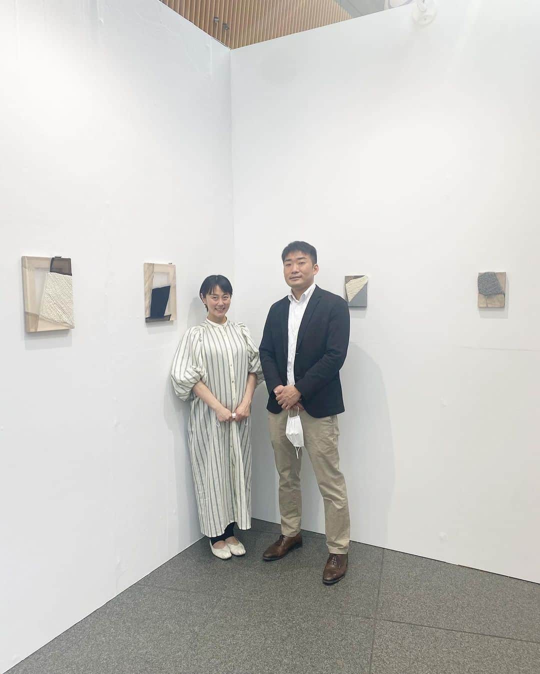 新井麻希のインスタグラム：「* アートフェア東京2023❣️ 欲しいアートたくさん！めちゃ楽しかった！アーティストに直接お会いできてお話も聞けて、作品もじっくり見られて、時間が足りない〜(@_@)  無料エリアに、高校の同級生の画廊koki arts （ @kokiarts ）の展示エリアがあります。今年は、マーサタトル　（ @marthatuttle ）という、私も大ファンのアーティストさんの展示でした！  #artfairtokyo」