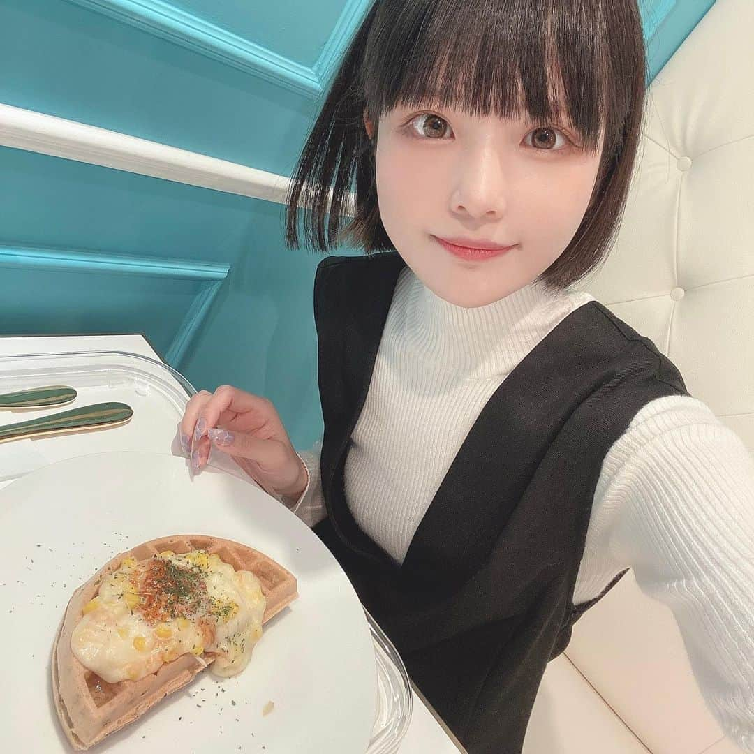 やもはちこのインスタグラム：「ㅤ 道頓堀でワッフル食べてきました〜🍴 コーンのにしたけどはちみつがかかってて、あまじょっぱ系でめちゃおいし😳🍯 あとお持ち帰りしたチョコのワッフルがモチモチでおいしすぎて！また食べたい、、👶🏻 ㅤ ワッフルカーン道頓堀店さま @wafflekhan_dotonbori  ㅤ 24時間やってるみたいでありがたいよ〜〜🥹✨店内もめっちゃかわいい💎  𓇠🧇𓇠🧇𓇠🧇𓇠 　  #24時間カフェ #道頓堀 #大阪スイーツ #道頓堀グルメ #大阪カフェめぐり #道頓堀カフェ #心斎橋カフェ #難波カフェ #大阪カフェ巡り #大阪カフェ部 #大阪カフェランチ #osakafood  #心斎橋スイーツ #なんばスイーツ #難波スイーツ #心斎橋グルメ #なんばグルメ  #堀江カフェ #関西カフェ巡り #大阪カフェ #大阪グルメ #関西グルメ #大阪韓国カフェ #osakacafe #dotonbori #오사카맛집 #난바맛집 #도톤보리맛집 #도톤보리 #난바 pr」