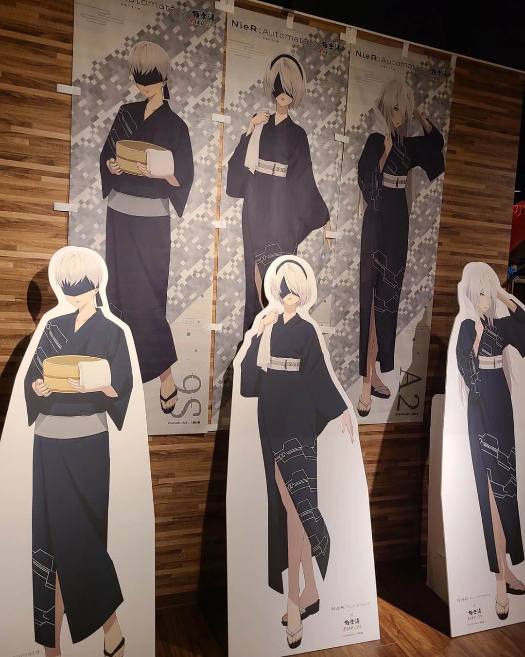 初美メアリのインスタグラム：「『NieR:Automata Ver1.1a』×#極楽湯 #RAKUSPA  コラボにいってきたよ～🤍 まさに極楽極楽で超回復しました🔴🔴🔴🔴🔴🔴🔴🔴🔴 自分が演じさせていただいているキャラクターのごはんやグッズもありまして感無量でした🥺🤍  ごはんやグッズはつぎへ🤍」