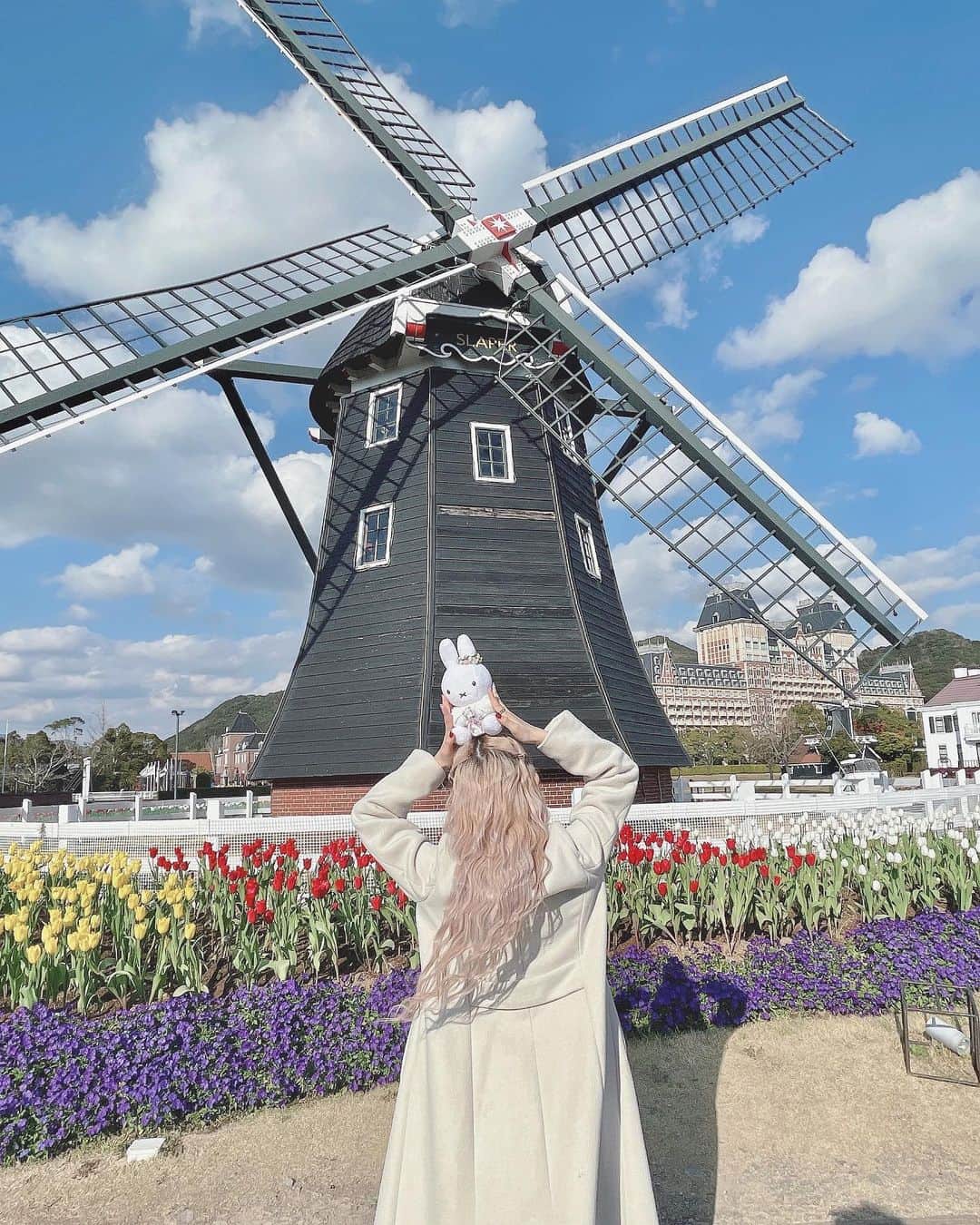 マリスのインスタグラム：「オランダに行ってきました🇳🇱  #ハウステンボス #長崎 #チューリップ #チューリップ畑 #風車 #ミッフィ」
