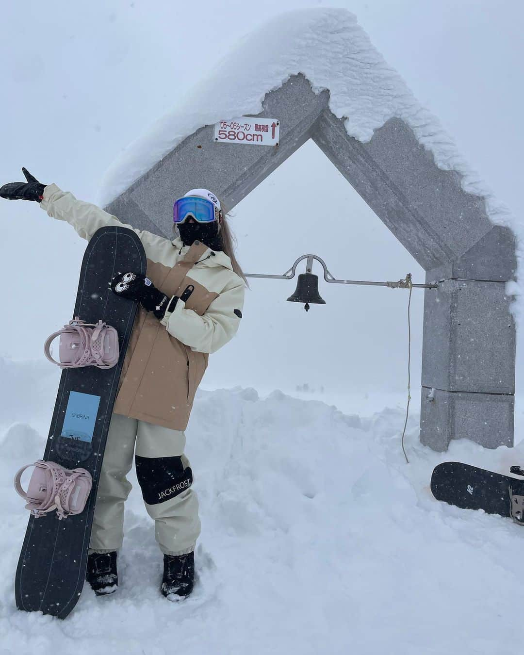 ぽょ姫のインスタグラム：「𝙺𝚒𝚛𝚘𝚛𝚘𝚁𝚎𝚜𝚘𝚛𝚝 ⁑ 【北海道旅行2日目】 もちろんスノボもしました🏂💕 ハスキー天国に続きパウダースノー天国☃️ 雪質最高でコースも広いから飽きない‼︎ みんなで上手になりたいから貸切レッスンも受けました❤️‍🔥 たくさんトリック教えてくれたあっちゃん先生に感謝🫶🏻 ⁑ 続きはストーリーにて(北海道ハイライト) ⁑ ⚘ キロロリゾート 🚩 北海道余市郡赤井川村常盤128番地1  #北海道旅行 #北海道 #北海道観光 #札幌 #札幌旅行 #小樽 #小樽観光 #北海道スキー場 #札幌スキー場 #スキー場 #ゲレンデ #スノボギャル #ゲレンデ #スノボ #スノボー女子 #スノボウェア #スノボ女子 #スノボー #スノボ好きな人と繋がりたい #スノボー好きな人と繋がりたい　#パウダースノー #パウダースノー最高 #powdersnow #snowboarding #snowboard #snowboardgirl」