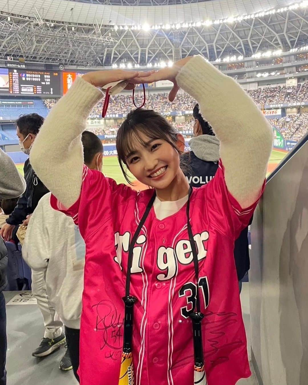 友廣南実さんのインスタグラム写真 - (友廣南実Instagram)「・ WBC開幕！！！⚾️🎌 待ちに待ってましたーーーー🔥🔥  写真は、阪神vs侍ジャパンの試合を見に行った時の🐯阪神のユニフォームを着ていますが、この日は両チームとも応援していたので、なんだか変な感じでした😂😂笑　でも最高に楽しかったです☺️  そして、たまたまオオタニさんの2本目のホームランを撮ることができました！📸オオタニさんが打席に入ると、観客の皆さんがカメラを構え、シャッター音が止まりませんでした。そんな期待に包まれたドームの中で、ホームラン2本を決める姿は圧巻でした😳 3枚目は、オータニさんの頭文字"O"！  侍ジャパン皆さんの活躍がめっちゃ楽しみです！！🫶  #wbc #侍ジャパン #大谷翔平 さん #阪神タイガース」3月9日 19時24分 - minami_tomohiro_