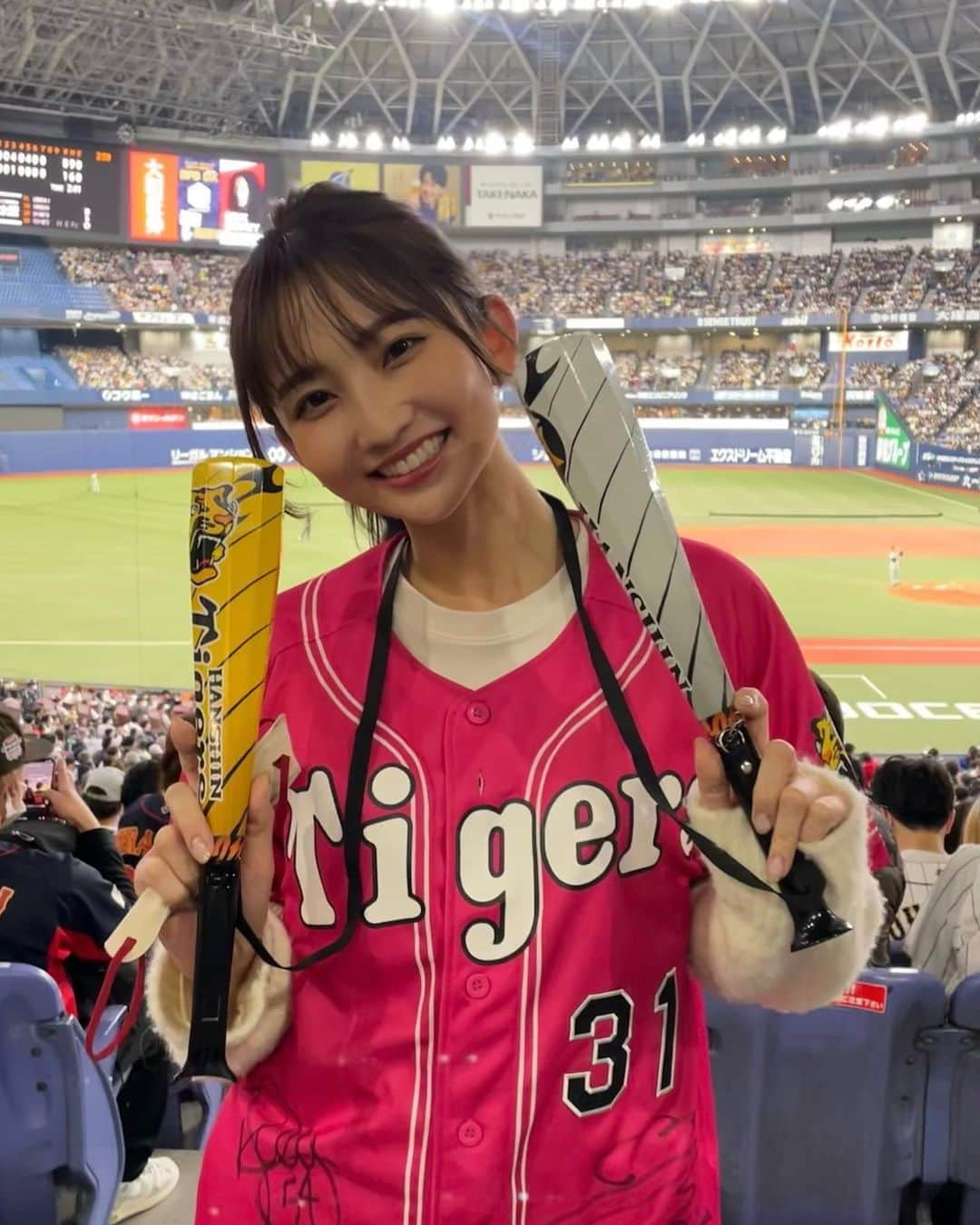 友廣南実さんのインスタグラム写真 - (友廣南実Instagram)「・ WBC開幕！！！⚾️🎌 待ちに待ってましたーーーー🔥🔥  写真は、阪神vs侍ジャパンの試合を見に行った時の🐯阪神のユニフォームを着ていますが、この日は両チームとも応援していたので、なんだか変な感じでした😂😂笑　でも最高に楽しかったです☺️  そして、たまたまオオタニさんの2本目のホームランを撮ることができました！📸オオタニさんが打席に入ると、観客の皆さんがカメラを構え、シャッター音が止まりませんでした。そんな期待に包まれたドームの中で、ホームラン2本を決める姿は圧巻でした😳 3枚目は、オータニさんの頭文字"O"！  侍ジャパン皆さんの活躍がめっちゃ楽しみです！！🫶  #wbc #侍ジャパン #大谷翔平 さん #阪神タイガース」3月9日 19時24分 - minami_tomohiro_