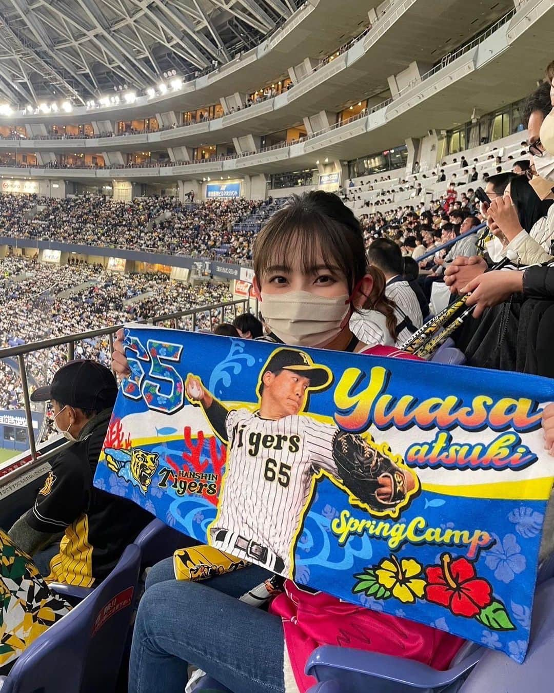 友廣南実さんのインスタグラム写真 - (友廣南実Instagram)「・ WBC開幕！！！⚾️🎌 待ちに待ってましたーーーー🔥🔥  写真は、阪神vs侍ジャパンの試合を見に行った時の🐯阪神のユニフォームを着ていますが、この日は両チームとも応援していたので、なんだか変な感じでした😂😂笑　でも最高に楽しかったです☺️  そして、たまたまオオタニさんの2本目のホームランを撮ることができました！📸オオタニさんが打席に入ると、観客の皆さんがカメラを構え、シャッター音が止まりませんでした。そんな期待に包まれたドームの中で、ホームラン2本を決める姿は圧巻でした😳 3枚目は、オータニさんの頭文字"O"！  侍ジャパン皆さんの活躍がめっちゃ楽しみです！！🫶  #wbc #侍ジャパン #大谷翔平 さん #阪神タイガース」3月9日 19時24分 - minami_tomohiro_