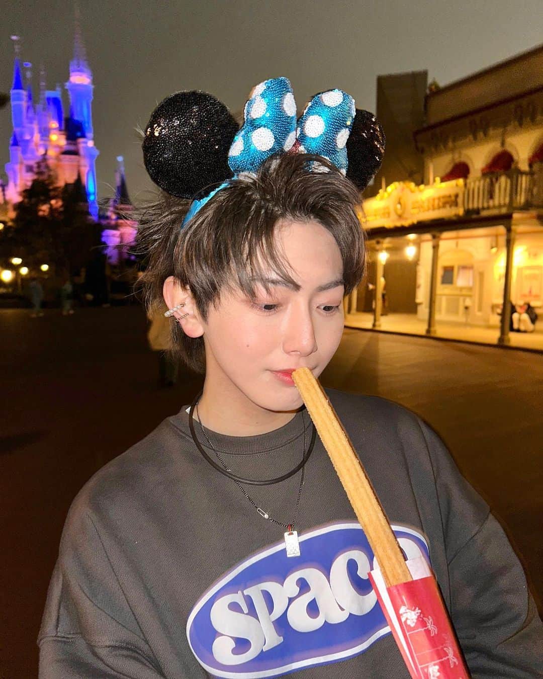 中本大賀さんのインスタグラム写真 - (中本大賀Instagram)「今年初ディズニーは竜暉と！！🎈 3時間前に弾丸でディズニー行くって決めた強者です。😏 ちなみに竜暉は手ぶらでスウェットディズニーです😂 . . . #ディズニー #ディズニーコーデ #ディズニーランド #ディズニーフード #ディズニーカチューシャ #ディズニーリゾート #ディズニー写真部 #韓国 #韓国ファッション #韓国コーデ #韓国ヘア #韓国コスメ #korea #koreanstyle #disney #disneyland #tokyodisneyland #tokyo #disneyworld #disneygram #disneylove #disneylove #ootd #데일리 #좋아요 #팔로우 #오오티디 #패션 #데이트 #일본 #일본여행」3月9日 19時24分 - tiger_gaooo_0217