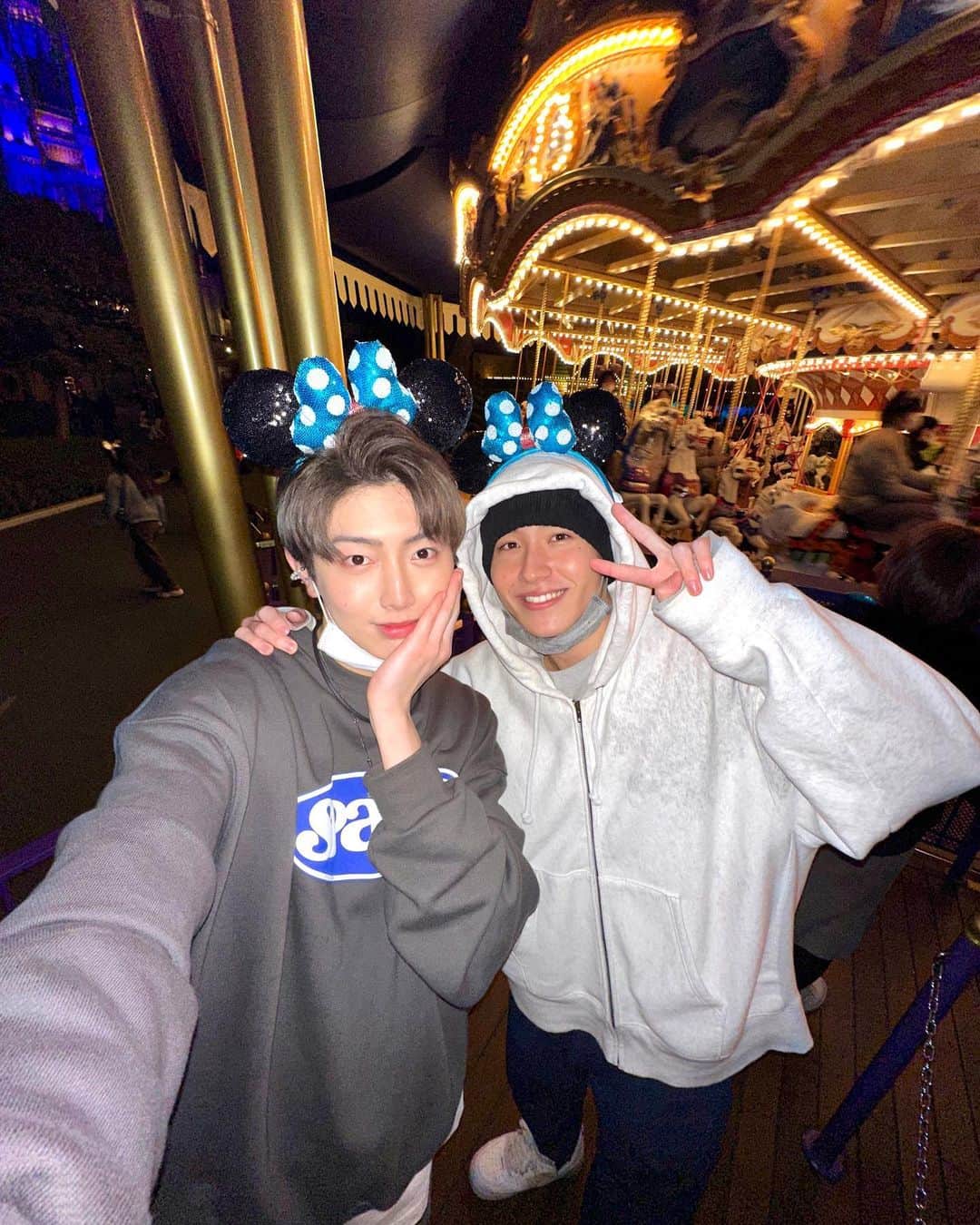 中本大賀さんのインスタグラム写真 - (中本大賀Instagram)「今年初ディズニーは竜暉と！！🎈 3時間前に弾丸でディズニー行くって決めた強者です。😏 ちなみに竜暉は手ぶらでスウェットディズニーです😂 . . . #ディズニー #ディズニーコーデ #ディズニーランド #ディズニーフード #ディズニーカチューシャ #ディズニーリゾート #ディズニー写真部 #韓国 #韓国ファッション #韓国コーデ #韓国ヘア #韓国コスメ #korea #koreanstyle #disney #disneyland #tokyodisneyland #tokyo #disneyworld #disneygram #disneylove #disneylove #ootd #데일리 #좋아요 #팔로우 #오오티디 #패션 #데이트 #일본 #일본여행」3月9日 19時24分 - tiger_gaooo_0217