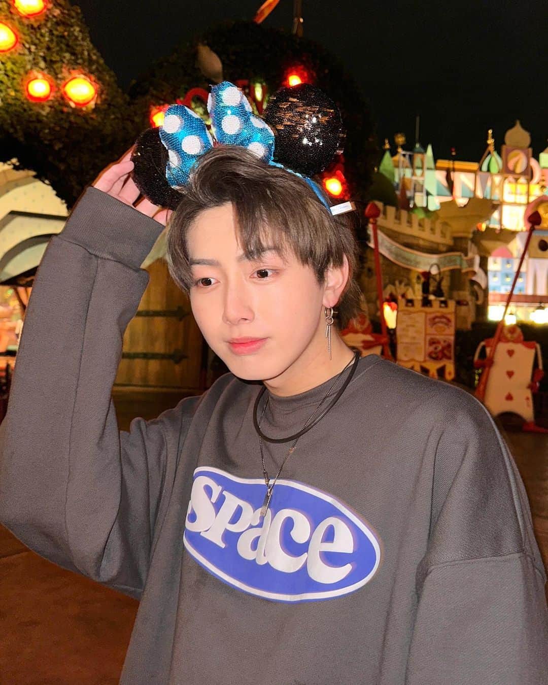 中本大賀さんのインスタグラム写真 - (中本大賀Instagram)「今年初ディズニーは竜暉と！！🎈 3時間前に弾丸でディズニー行くって決めた強者です。😏 ちなみに竜暉は手ぶらでスウェットディズニーです😂 . . . #ディズニー #ディズニーコーデ #ディズニーランド #ディズニーフード #ディズニーカチューシャ #ディズニーリゾート #ディズニー写真部 #韓国 #韓国ファッション #韓国コーデ #韓国ヘア #韓国コスメ #korea #koreanstyle #disney #disneyland #tokyodisneyland #tokyo #disneyworld #disneygram #disneylove #disneylove #ootd #데일리 #좋아요 #팔로우 #오오티디 #패션 #데이트 #일본 #일본여행」3月9日 19時24分 - tiger_gaooo_0217