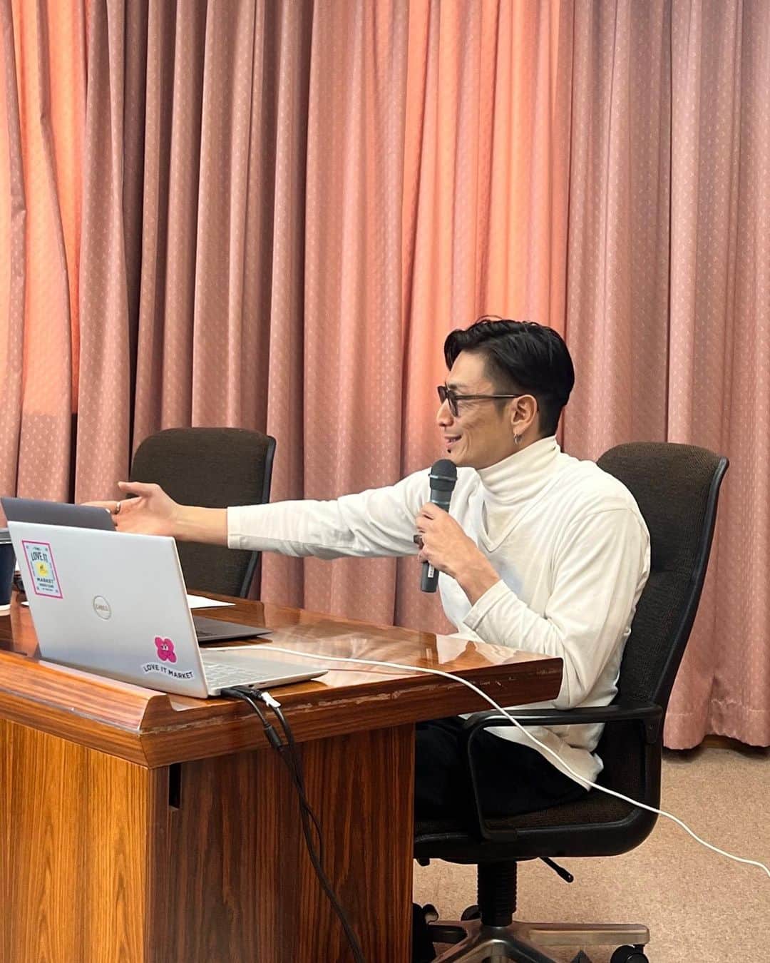 伊勢谷友介のインスタグラム：「愛媛県で小さな講演会に。 『デザイン思考による人生の設計と施行、そしてその失敗』 と言うテーマがピッタリでしょうかね。 大分時間オーバーしてお話ししてしまいました。 セミナーに参加されていたジャムを製造されている藤原さん親子は、ジャムのレシピ作り、製造については、娘さんがほとんど行っていて、お母さんは、営業を中心に活動されているチーム！ あのジャムを使って、お母さんが移動式クレープ販売を行っていきたいと考えているようです。 メチャクチャ美味かった。しっかりとした柑橘の酸味と風味がたまりません。 香りと風味が凄かったお塩は、ベジソルトとして販売されてる様で、その他規格外野菜等を活用した商品開発・販売について、伊勢谷さん、竹林さんとご一緒に取組めたらとおっしゃっていただいております。 その会の後では、会を支えてくれた皆さんと、久しぶりに痛飲。 皆さんと話す未来の絵空事は、本当に楽しかったです。僕としても久しぶりのトピックでのめり込んで、結局2時まで飲んでしまいました。」