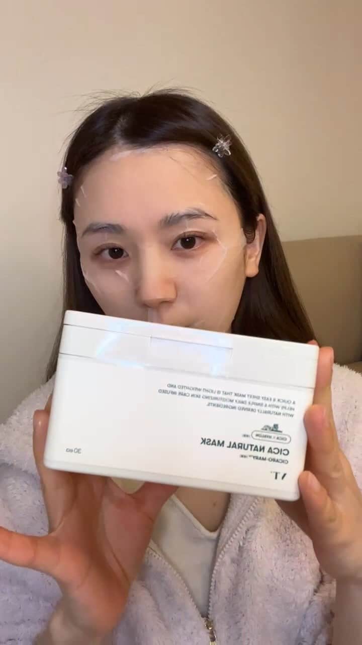 ひよんのインスタグラム：「🐅🌿  今日はインスタライブ見にきてくれてありがとう❤️❤️ 最近お気に入りのスキンケアアイテムを紹介できて楽しかった😍！  今回紹介させていただいたアイテムは、 VTとマッシュビューティーラボが共同開発して完成した VT初のナチュラル処方で「天然由来成分100％」の新スキンケアシリーズなの🌿！ ●合成香料 ●合成着色料フリー ●厳選した植物由来成分を使用 ●天然由来100％の新処方 で、幅広い世代の方、色んな肌質の方、にオススメしたいアイテムだよ💓  発売スケジュールは👇🏻をチェックしてね💖  ●2023年3月9日（木）先行発売⇒ 〈Biople〉WEB STORE 10:00～／直営店舗　〈Cosme Kitchen〉ルミネ各店限定　〈その他〉Biople 楽天市場店  ●2023年3月16日(木)発売⇒ VT COSMETICS公式サイト  本当にオススメだから是非使ってみてほしい🥺🙏❤️  #pr #skincare #Biople #VT #CosmeKitchen #CICA #ひよん」
