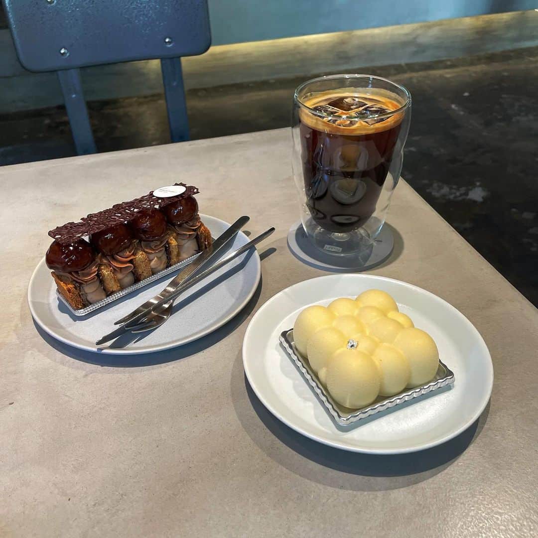 前田亜美のインスタグラム：「. . 甘いものってなんでこんなに美味しくて無性に食べたくなるんだろーね？？？＼(˙◁˙)／. .  .  ケーキたまに食べたくなるんだよね🧁𓈒 ̇ 𓂂💭 ♡. 自分へのご褒美にたまーーーに買う🫶🏻  甘いものって世界を救うって言われてるけど… 甘いもの食べてる時ってあんまり人って怒らないってなんかで見た🥹笑 . . .  ただね最近、甘いものだけじゃ食べられなくなってきて……😂😂  ブラックコーヒーと一緒に食べるのが好き☕𓈒𓏸︎︎︎︎. . .  #ケーキ  #甘党  #カフェ」