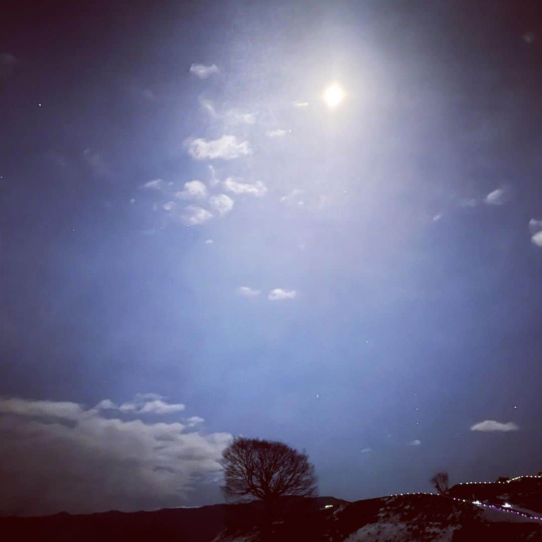 熊木杏里さんのインスタグラム写真 - (熊木杏里Instagram)「4月15日は、故郷、長野県千曲市にある あんずホールさんにて歌います。 長楽寺から見た、月を思い 作った歌も歌います。  春の信州へぜひ。 杏の里にもお立ち寄り下さい。」3月9日 19時34分 - anri.kumaki