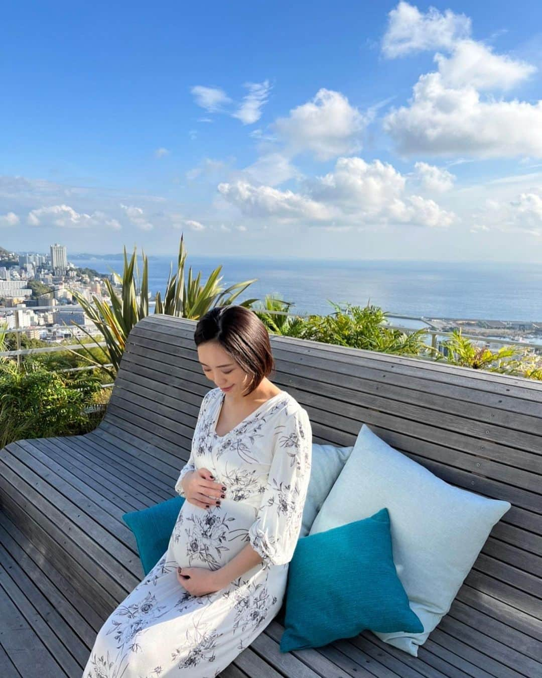 篠原菜月さんのインスタグラム写真 - (篠原菜月Instagram)「maternity photo🤍 もうすでに懐かしい🤰 ⁡ 旅先で母が撮ってくれた記念の写真。 目の前の2人👶👶がお腹にぎゅっと入っていたと思うと今でも不思議な気持ちに。 妊娠後期には、お腹の重さに腰が耐えられず椎間板ヘルニアになり2週間ほど激痛でした🤣 妊娠で20kg増量し、、出産して14kg減ったのであと6キロです😅 ⁡ 双子妊娠を機にご縁がありエアバギー @airbuggy_shops さんのHP内で3回にわたりブログを書かせていただけることになりました。初回の双子妊娠中のことが公開されています。 ⏩https://www.airbuggy.com/feature/twins_34/ ⁡ 記録として残せるので嬉しいです🙏 ⁡ ⁡ ⁡ #マタニティフォト#maternityphoto#双子妊娠#男女双子#双子妊娠記録#マタニティ旅行#国内旅行#温泉旅行#家族旅行#エアバギー#airbuggy#双子育児#ふたごブログ#育児記録#双子出産」3月9日 19時35分 - natsukishinohara