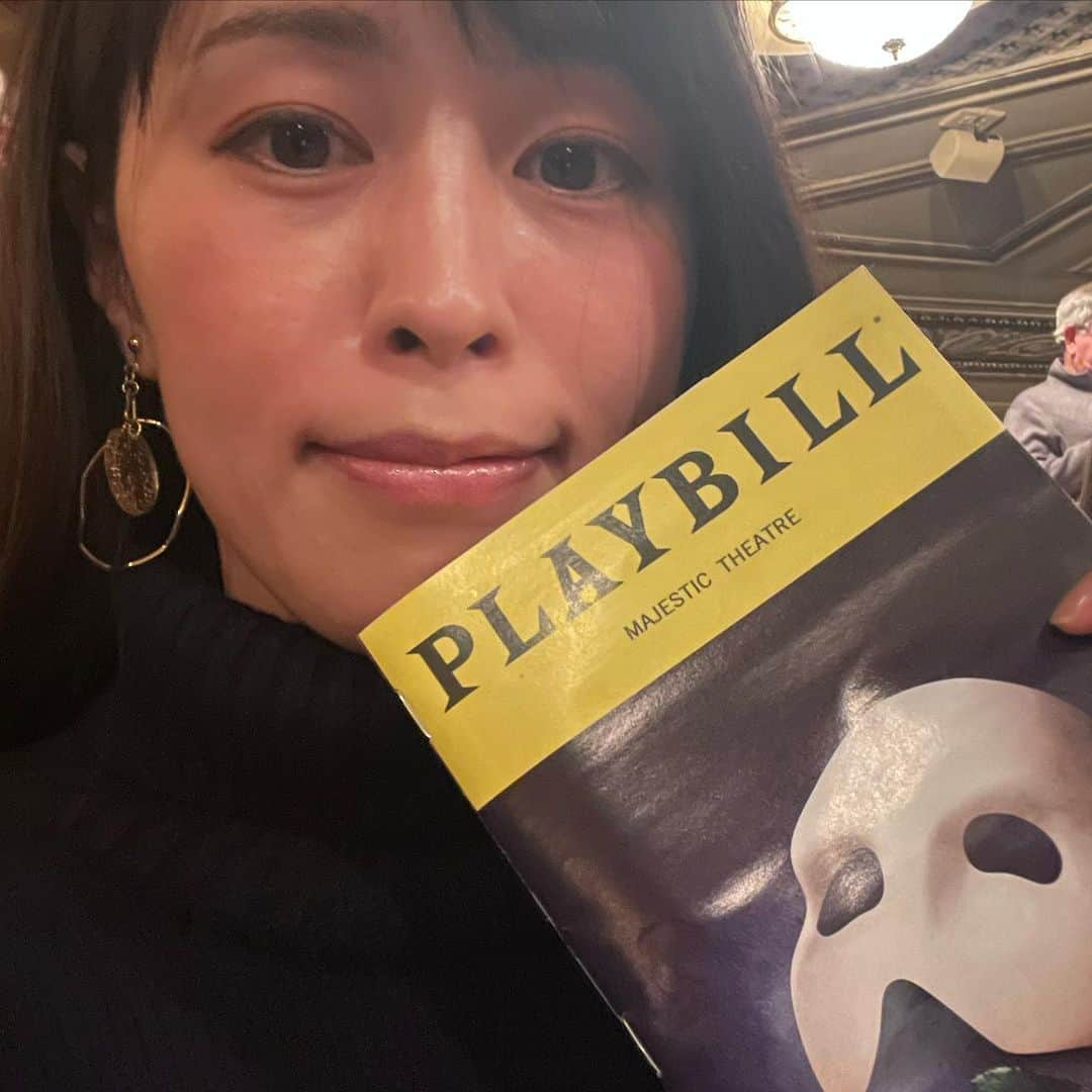 芝咲美穂さんのインスタグラム写真 - (芝咲美穂Instagram)「ブロードウェイで"The Phantom of the Opera"を観劇しました。  10年前にもニューヨーク一人旅をしたのですが、その時に初めて観たブロードウェイミュージカルもこの作品。本当に大好きなミュージカルです。  なんでも今年の春でブロードウェイミュージカル最長公演記録35年の歴史に幕を閉じるそうで、悲しい…🥲  実は前回見た時は時差ボケでほぼ寝てしまったのですが笑、今回はじっくり観察できました！  豪華な舞台装置に衣装、浮世離れしたところもある内容。 それにも関わらず大味なお芝居でなく、細かいところまで気を配った演出、人間味のある演技の一つ一つに心が震えました。  脇を固める役者陣のコメディタッチな演技にも会場は大ウケしていました。 大人になってから見るとまた色々と気づきがあったので、誰かと語り合いたいところです…  私は特にオールラストのファントムの歌の中の「I love you」というワンフレーズに最高に感動しました。 それまで力強い歌声が続いたのに、そこだけは繊細で美しい歌声。切なさと愛しさと欲望と悲しさとが混ざったものすごい響きで… もうずっと耳に残っていて、思い出しては泣けてきます😭  満席の会場内。お客さんのノリも本当に最高で、開演アナウンスや歌パートの後、休憩前や休憩明けなど節目の度に大盛り上がり。最後はオールスタンディングでブラボーの嵐でした。  これぞブロードウェイだ！というさすがの圧巻の空間に、頭を打ち付けられたような衝撃と興奮と感動とが混ざり合った素敵な夜でした🥲✨  #phantomoftheopera #broadway」3月9日 19時36分 - miho_shibasaki