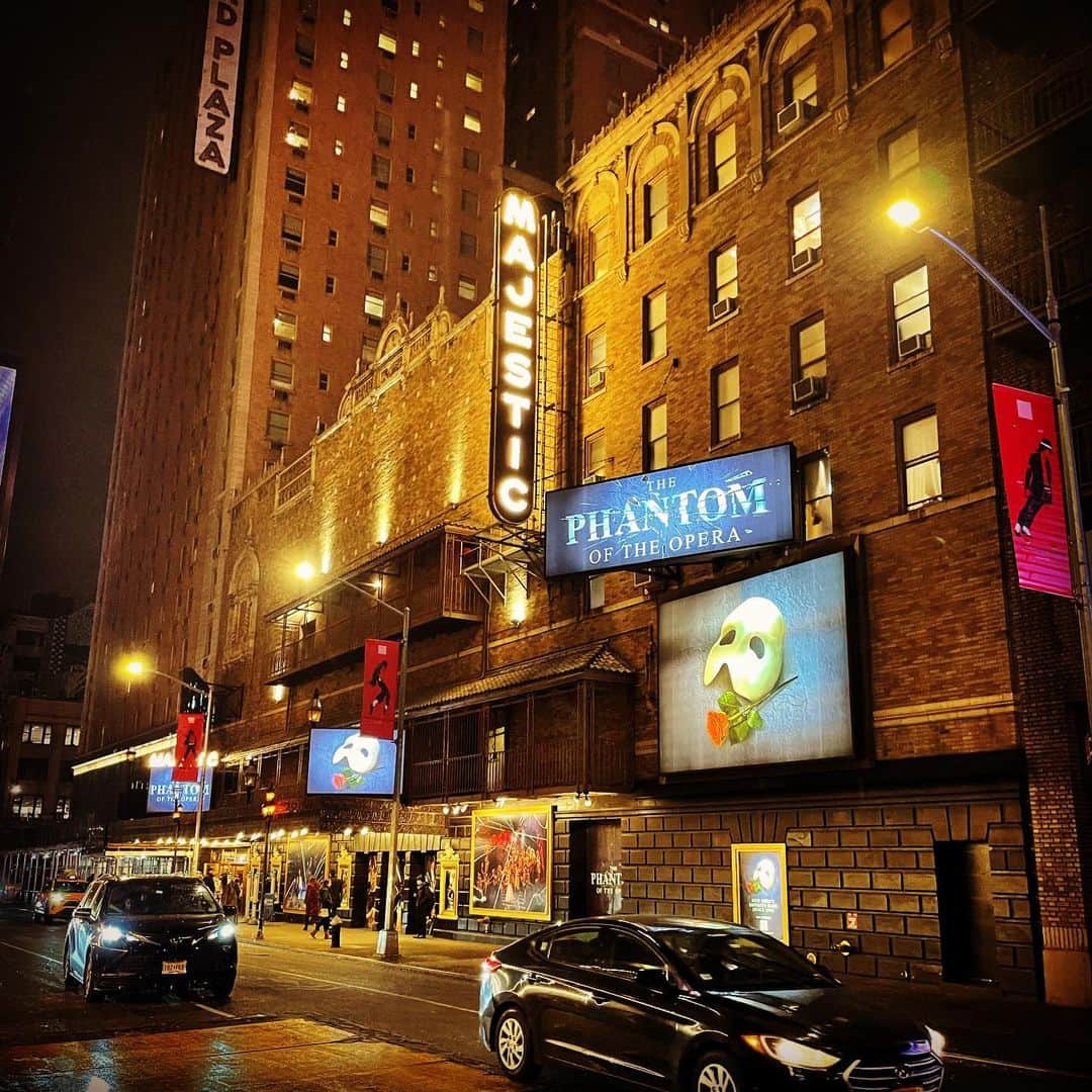 芝咲美穂のインスタグラム：「ブロードウェイで"The Phantom of the Opera"を観劇しました。  10年前にもニューヨーク一人旅をしたのですが、その時に初めて観たブロードウェイミュージカルもこの作品。本当に大好きなミュージカルです。  なんでも今年の春でブロードウェイミュージカル最長公演記録35年の歴史に幕を閉じるそうで、悲しい…🥲  実は前回見た時は時差ボケでほぼ寝てしまったのですが笑、今回はじっくり観察できました！  豪華な舞台装置に衣装、浮世離れしたところもある内容。 それにも関わらず大味なお芝居でなく、細かいところまで気を配った演出、人間味のある演技の一つ一つに心が震えました。  脇を固める役者陣のコメディタッチな演技にも会場は大ウケしていました。 大人になってから見るとまた色々と気づきがあったので、誰かと語り合いたいところです…  私は特にオールラストのファントムの歌の中の「I love you」というワンフレーズに最高に感動しました。 それまで力強い歌声が続いたのに、そこだけは繊細で美しい歌声。切なさと愛しさと欲望と悲しさとが混ざったものすごい響きで… もうずっと耳に残っていて、思い出しては泣けてきます😭  満席の会場内。お客さんのノリも本当に最高で、開演アナウンスや歌パートの後、休憩前や休憩明けなど節目の度に大盛り上がり。最後はオールスタンディングでブラボーの嵐でした。  これぞブロードウェイだ！というさすがの圧巻の空間に、頭を打ち付けられたような衝撃と興奮と感動とが混ざり合った素敵な夜でした🥲✨  #phantomoftheopera #broadway」