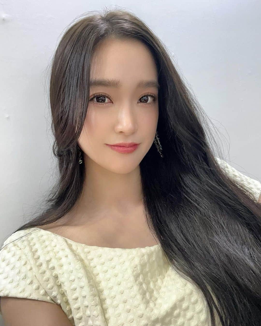 太田麻美のインスタグラム：「IAAE2023 3日間が終了しました🌸 エヌイーダブリューへお越しくださった皆さん有り難うございました✨ 今までお会いした事がなかったインスタのフォロワーさんの方も会いに来てくれたりとても嬉しかったです☺️♡  エヌイーダブリュー株式会社の製品とても好評でした✨ 画期的な素晴らしい商品が沢山揃っているので、 是非ホームページチェックしてみてくださいね🫶🏻  【エヌイーダブリュー株式会社公式HP】 https://new-inc.jp/  #kobelco #kobelcogirls #tgrteamsard #new #racequeen #rq #model #エヌイーダブリュー株式会社 #コベルコ #コベルコガールズ #レースクイーン」