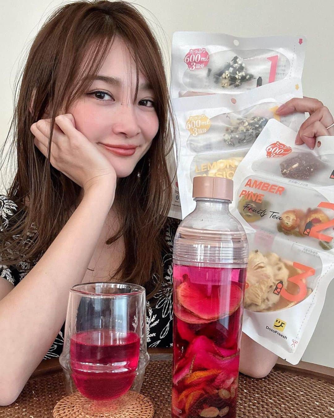 里海のインスタグラム：「子供が、あ！寝た🤭って時の 私の癒しのひとときは 見た目も可愛いフルーツティー @dozofreesh_official  温かくしても 冷たくしても 美味しい🤭 とにかく可愛いので 気分があがります🍓🍊🍋  たっぷりなフルーツでミネラル豊富 カロリーゼロでカフェインレス！  ほどよい甘味と酸味がして フルーツの風味が楽しめる フルーツティーです🤭」