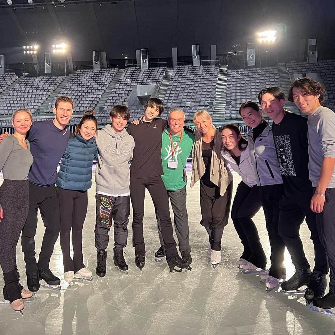 羽生結弦のインスタグラム：「#Repost @jasonbskates ❤️ Rehearsals ✔️ First show tomorrow! れんしゅうが終わりました！楽しかった！明日は最初のショーです！私たちはとってもワクワクしています！！🤗✨   #nottestellata #figureskating #show #iceshow #japan #sendai #miyagi #羽生結弦 #yuzuruhanyu #figureskater」