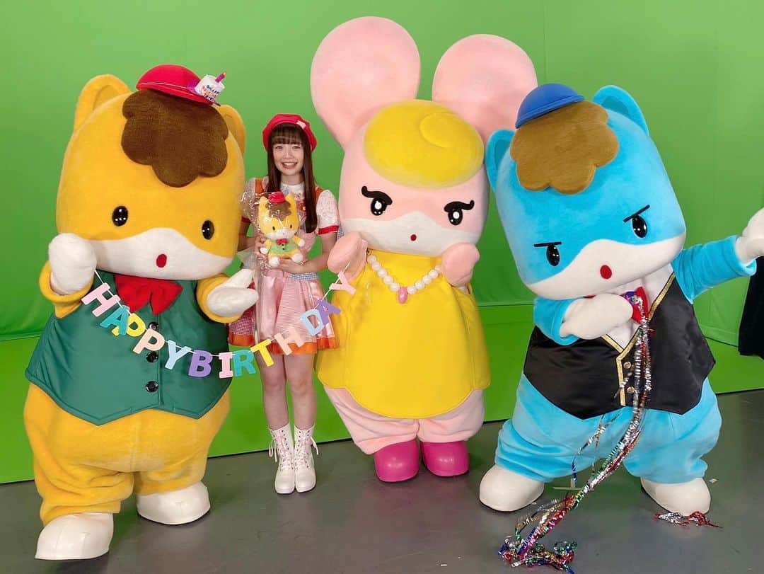 miyuのインスタグラム：「昨日のお誕生日は、ぐんまちゃんたちとの撮影で、みんなにお祝いして頂きました〜泣 とっても嬉しいサプライズ…幸せですっ//  ぐんまちゃん、あおま、みーみ ありがとう🐴❤️💙💗 #劇団ぐんまちゃん」