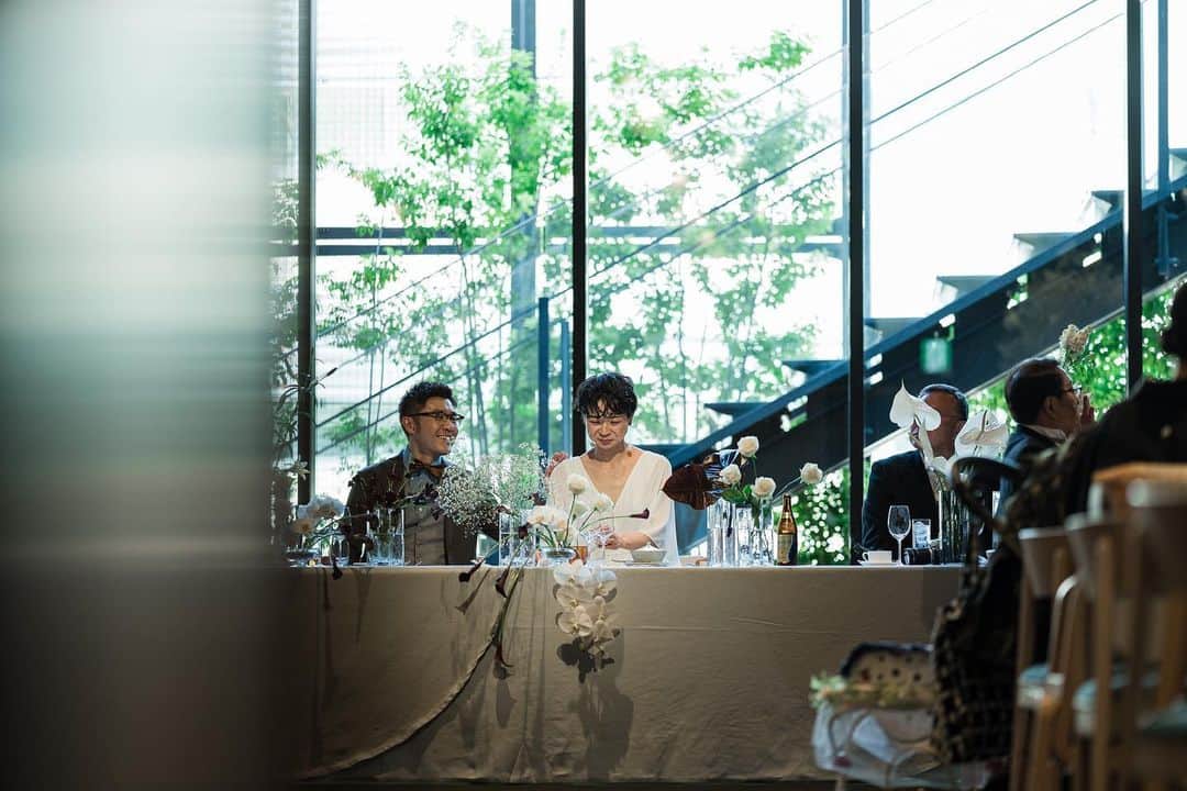 のインスタグラム：「・ @acehotelkyoto で挙げられたお客様より素敵なお写真が届きました🌿  ▶︎▶︎▶︎ dress: @airebarcelona  WADDOX accessory: @magnoliawhite_jewelry photo: @tatsuya_tanaka37  hairmake: @akari.hairmakeup flower: @iida.satoshi」
