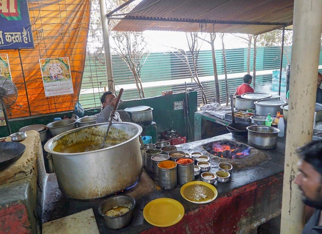 内田朝陽さんのインスタグラム写真 - (内田朝陽Instagram)「▶️2️⃣0️⃣1️⃣8️⃣◀️ part2  インドの食旅の続き  アジアの食と言うと屋台料理を連想する人も多いと思いますが、その国々のハイブリッドなお料理もまた、とても勉強になりますし料理人の人柄が出て楽しい物です。 インドの旅でも、レストラン、屋台、ドライブイン、ホテル、等色々な所で色々な料理と出会いました。  日本で言う大衆食堂の様なお店で食べた豆のカレーは感動でした。 アルミのお盆に素気なく盛り付けられたカレーは食べ放題でバケツにカレーを入れた人がウロウロしているので声をかけて注いでもらうスタイル。 豆カレーを何回注いでもらったか。 それまで、特段興味を持っていなかった献立がキラキラ輝いて見えた瞬間でした。  どんなお料理で献立と知り合うか(^^) それは出逢いの様な物で、良い出逢いさせてくれる料理人は本当に素敵だなと尊敬します。  だから僕は食べる事が大好きだ。  #インドに馴染めてないはず #塩顔  #純和風   #india #curry #foodstagram  #cookingram  #インド #カレー #インド料理 #料理研究 #旅 #食旅 #trip #foodtrip  #currytrip  #食べ歩き  #食べ歩きグルメ  #食べ歩きの旅」3月9日 19時47分 - asahi_uchida