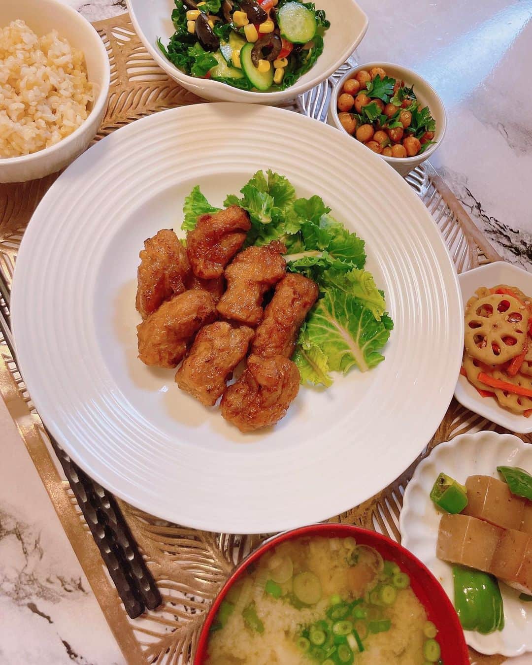 のインスタグラム：「@loveg_official のソイミートブロックタイプを使って、ヴィーガン唐揚げを作ったよ💛  乾燥したオーガニックの大豆ミートをお湯に浸して、しっかり水気を絞ったら、LOVEGのシーズニングソースでしっかり味を馴染ませて、片栗粉をまぶして揚げるだけで、とっても簡単に唐揚げができたよ💛  LOVEGの大豆ミートも、シーズニングソースも、原材料に余計な物は一切入ってないから嬉しい  今まで色んなプラントベースのお肉を食べてきたけど、私はやっぱりえんどう豆ベースの物が好きだな💛  乾燥大豆ミートは、動物のお肉と違って冷蔵庫に入れなくてもいいし、長持ちするから便利だよ💛 肉食の人にもぜひ試してほしい💛  🐇🌱💕  #PR #インフルエンサーワークス #LOVEG #大豆ミート #大豆ミート料理 #大豆ミートレシピ #ヴィーガン  #ヴィーガン料理 #ヴィーガンレシピ #ダイエットレシピ #ダイエット仲間募集 #ダイエット記録 #インフルエンサー #vegan #ダイエット #plantbased #veganfood #自炊記録 #vegetarian #veganlife #veganrecipes #healthyfood #detox #veganjapanesefood #healthyfood #japanesefood #唐揚げ #プラントベース」