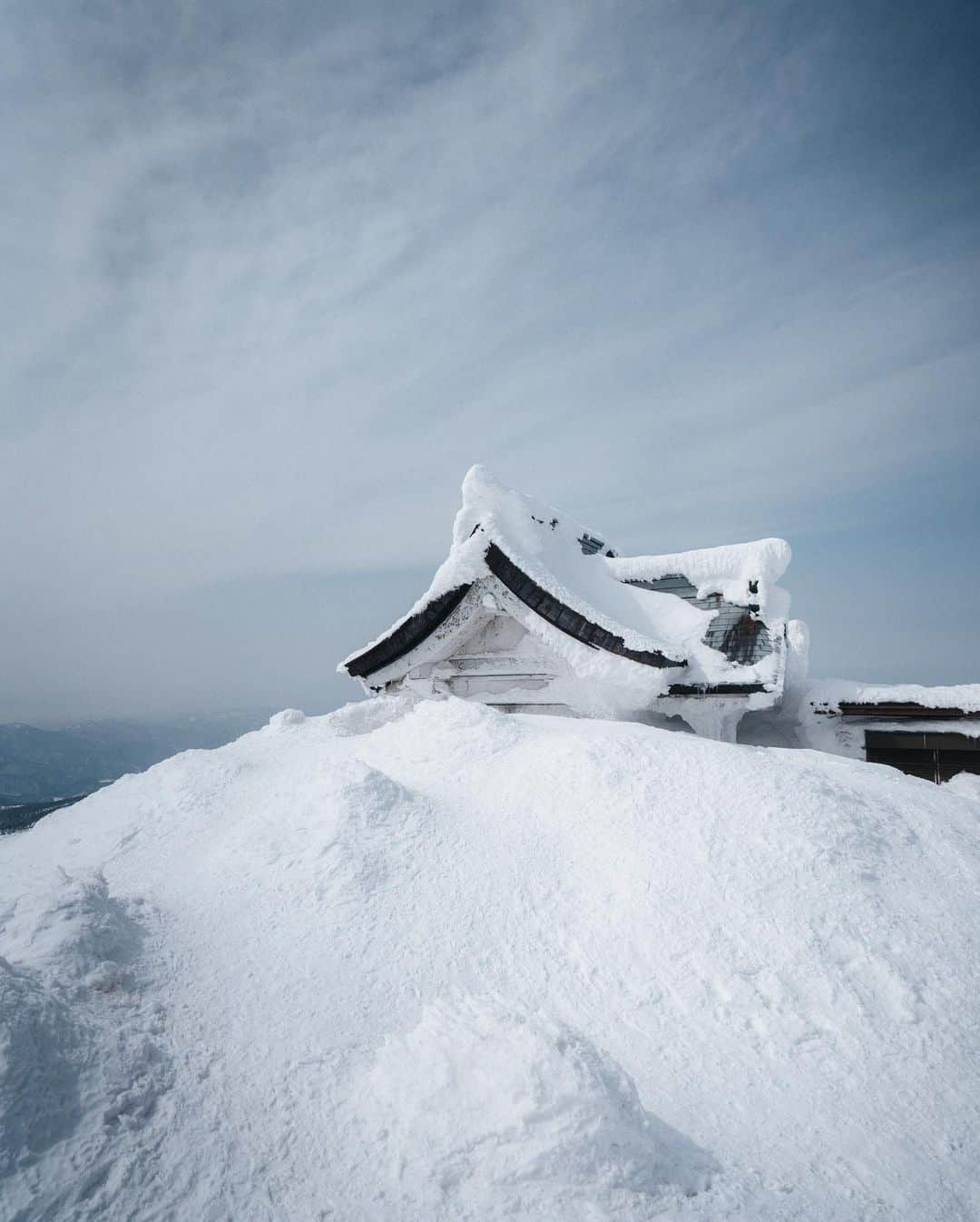 山口功貴さんのインスタグラム写真 - (山口功貴Instagram)「A frozen Torii gate approx 1670m above sea level🥶 Felt very surreal😌」3月9日 19時58分 - kohki