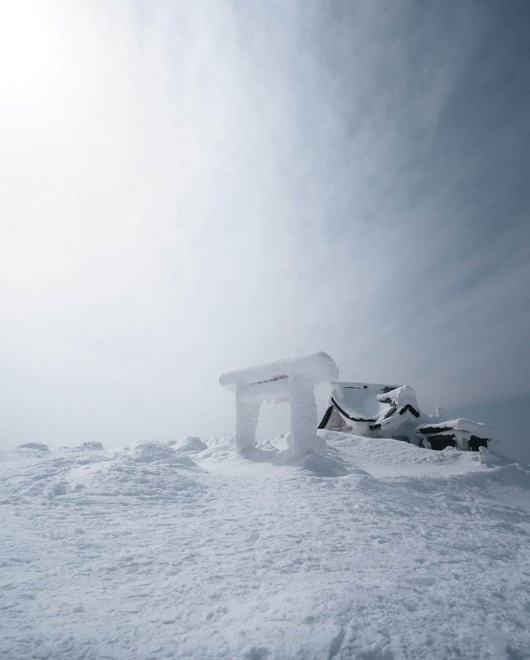 山口功貴さんのインスタグラム写真 - (山口功貴Instagram)「A frozen Torii gate approx 1670m above sea level🥶 Felt very surreal😌」3月9日 19時58分 - kohki