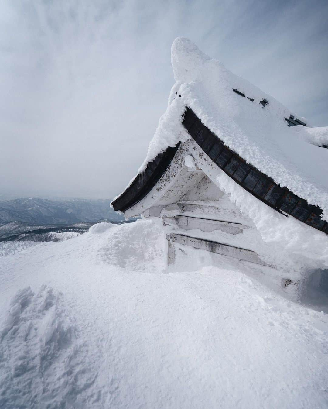 山口功貴さんのインスタグラム写真 - (山口功貴Instagram)「A frozen Torii gate approx 1670m above sea level🥶 Felt very surreal😌」3月9日 19時58分 - kohki