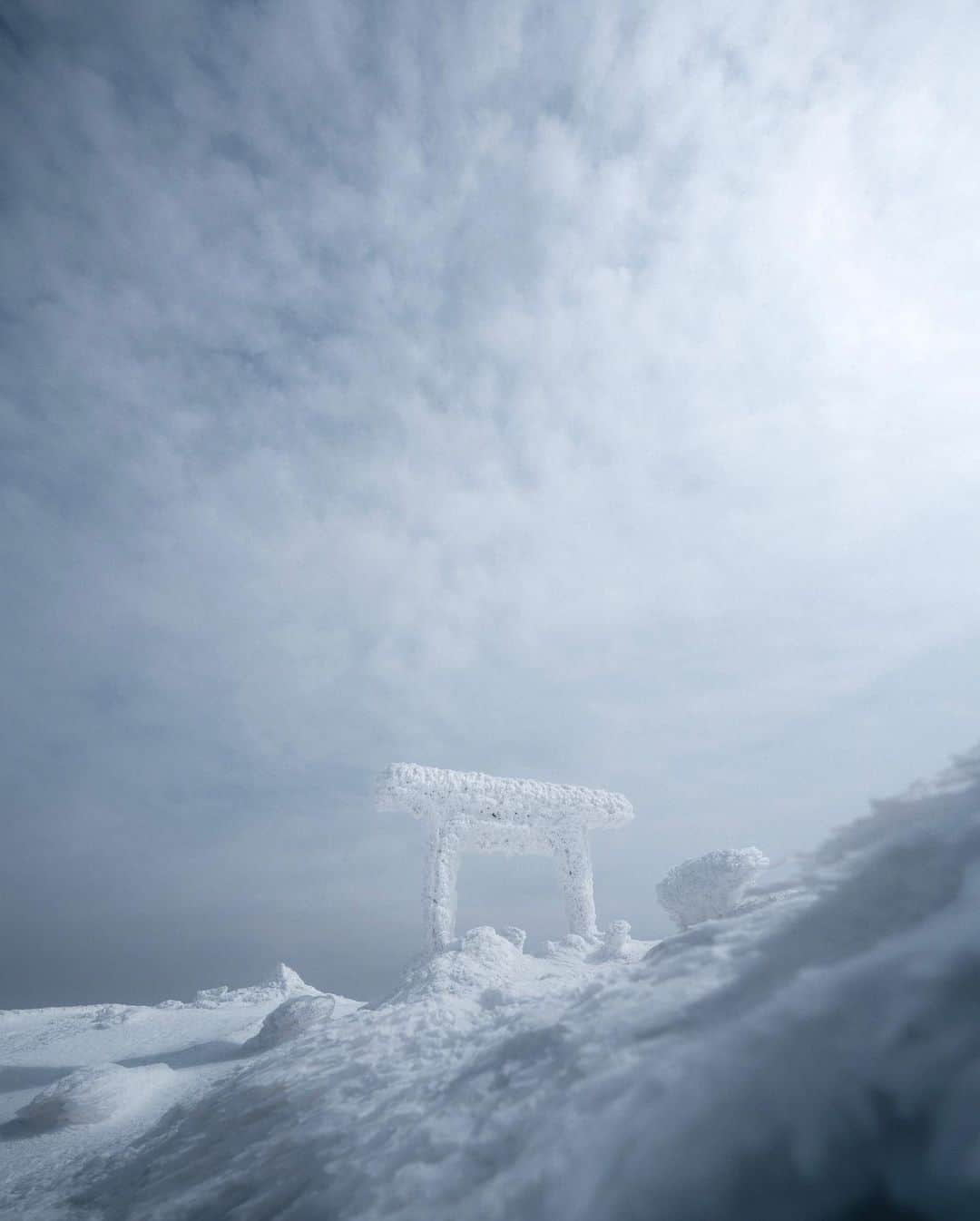 山口功貴さんのインスタグラム写真 - (山口功貴Instagram)「A frozen Torii gate approx 1670m above sea level🥶 Felt very surreal😌」3月9日 19時58分 - kohki