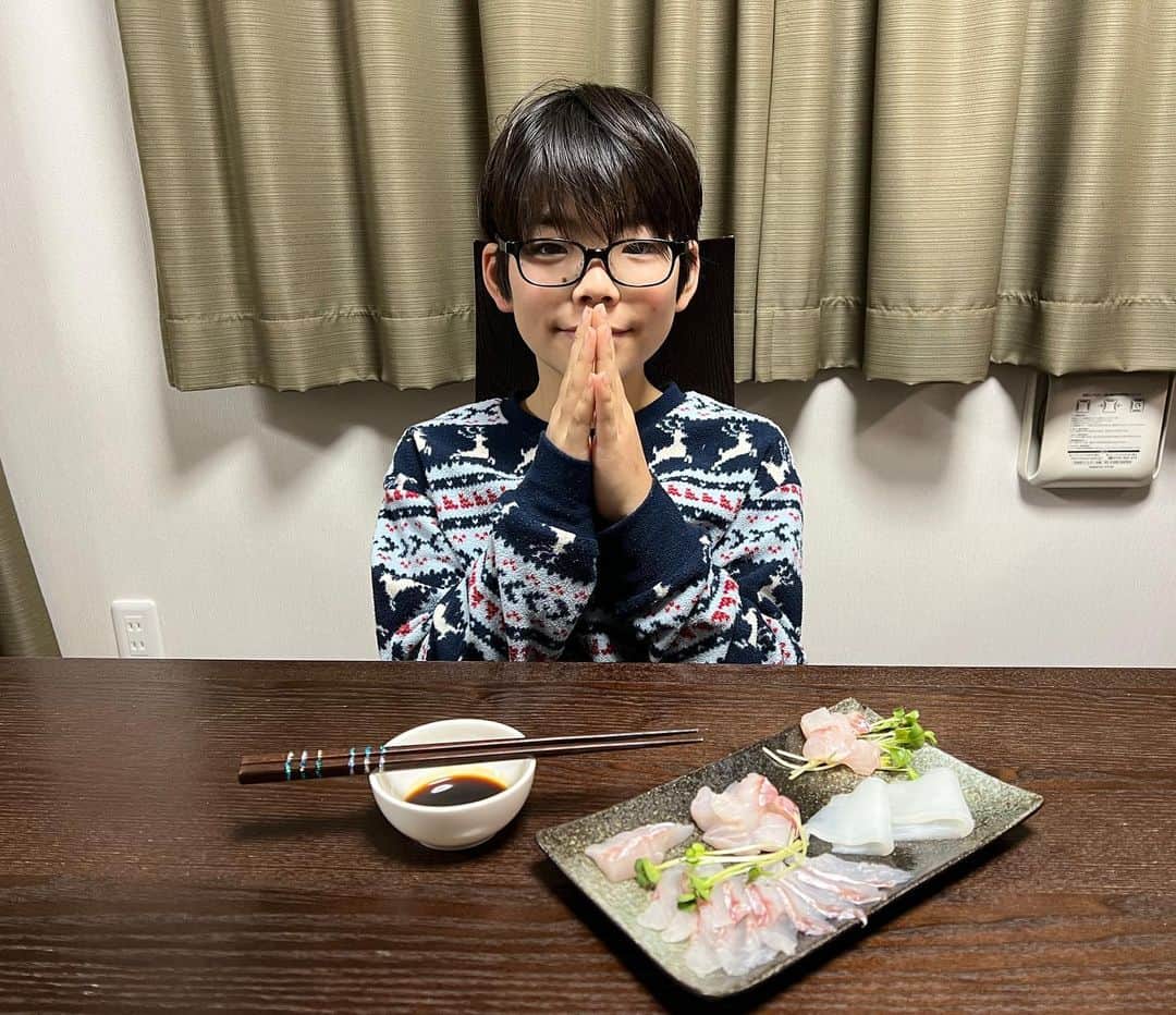 コーキTVのインスタグラム：「今日はもすさん @hideaki.fujimoto.921 に頂いた新潟直送の高級魚アラ🐟とパパが釣ったヤリイカ🦑✨ アラは初めて食べました👀 旨みが凄かったです🐟  #アラ #ヤリイカ #魚」