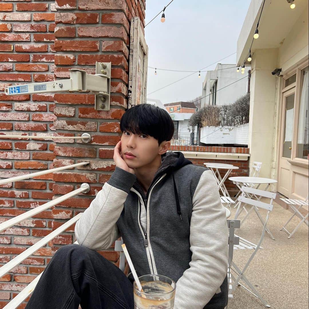 Jay のインスタグラム：「인준이형이 찍어준 사진! 📸 これは昨日のインジュンが撮ってくれて写真！今は日本です🇯🇵!」