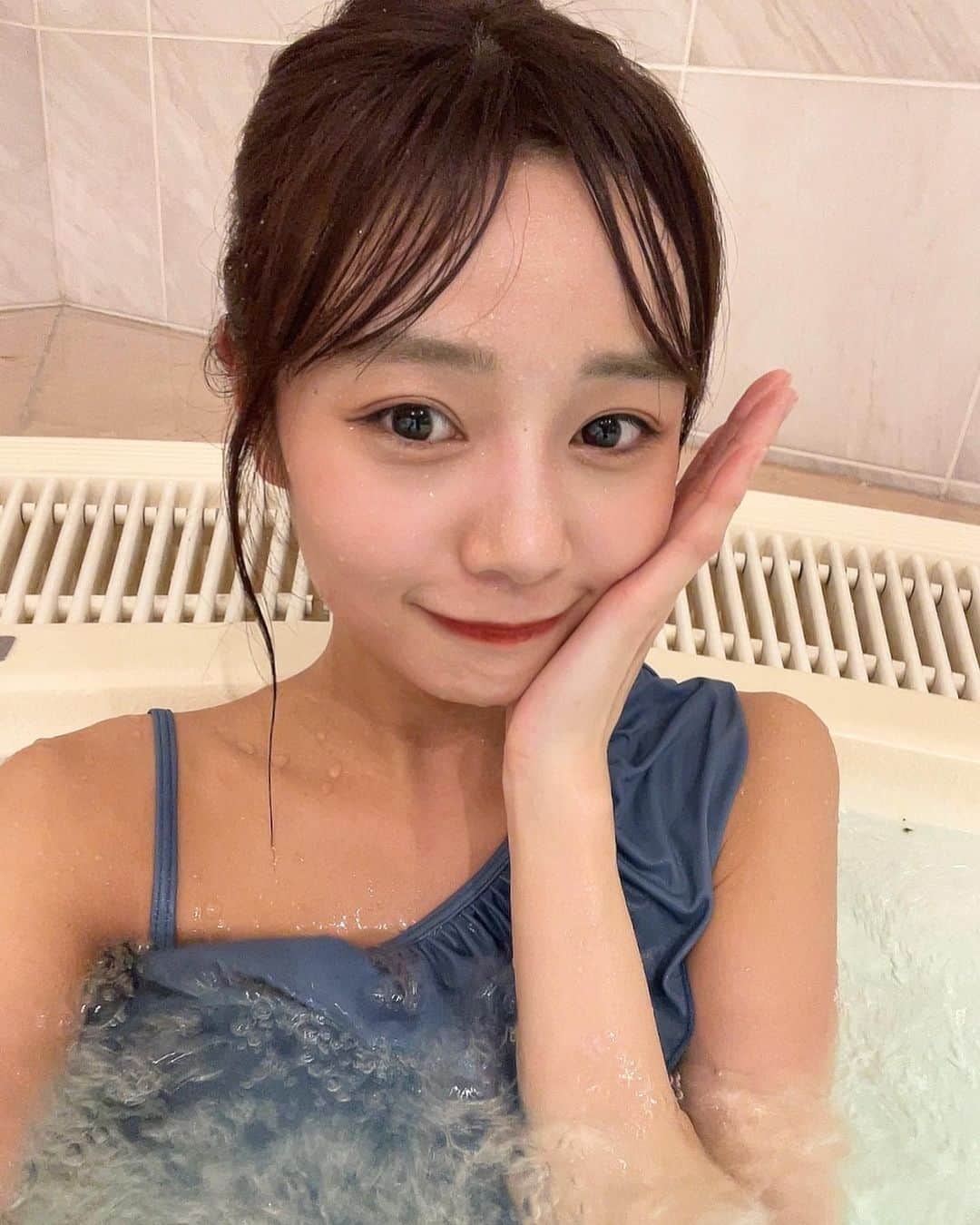 杉浦みずきのインスタグラム：「. 帽子かぶって25mプール しっかりクロールと平泳ぎと背泳ぎしました バタフライは、流石にゴーグルないと出来ませんでした 背泳ぎしてるところ絶対シュールだった、、、  #ホテルの温水プール #ホカンス  #ホテル女子会  #3人縦に並んで平泳ぎしてるところも絶対シュール #水の中大好き #海行っても全力で泳ぐ派 #🏊‍♂️🏊‍♂️🏊‍♂️」