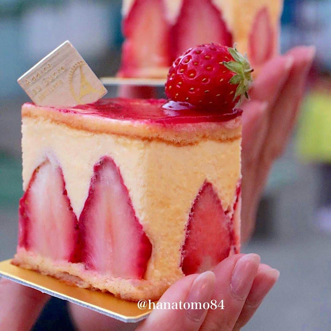 はなともさんのインスタグラム写真 - (はなともInstagram)「. . . 【 #アディクトオシュクル @addictausucre 】  🍓 フレジェ ¥681  コクのあるバニラ風味のクレームムースリーヌと 甘酸っぱいとの絶妙なハーモニー🍓  ひとつひとつの素材が美味しくてとにかく絶品！  個人的に大好きなフレジェ🍓  他にも僕好みのケーキがたくさんあって どれを食べるか悩むのも楽しい時間♪  フレジェはこの時期にしか販売しないので スイーツ好きな方にはぜひ食べてほしい🍓  ▼エリア検索 ↪︎ #はなとも都立大学  ✴︎———✴︎———✴︎———✴︎ Shop Info ✴︎———✴︎———✴︎———✴︎  🏠 アディクト オ シュクル 📍 東京都目黒区八雲1-10-6 ⏰ ‬11:00～17:30(商品なくなり次第閉店） ‪☎️ 03-6421-1049  ㊡  不定休 ‪🚞 東急東横線 都立大学駅から徒歩5分   ✴︎———✴︎———✴︎———✴︎———✴︎———✴︎———✴︎———✴︎——✴︎   #東京カフェ #東京スイーツ #フレジェ #東京パティスリー #フレジェケーキ」3月9日 20時02分 - hanatomo84