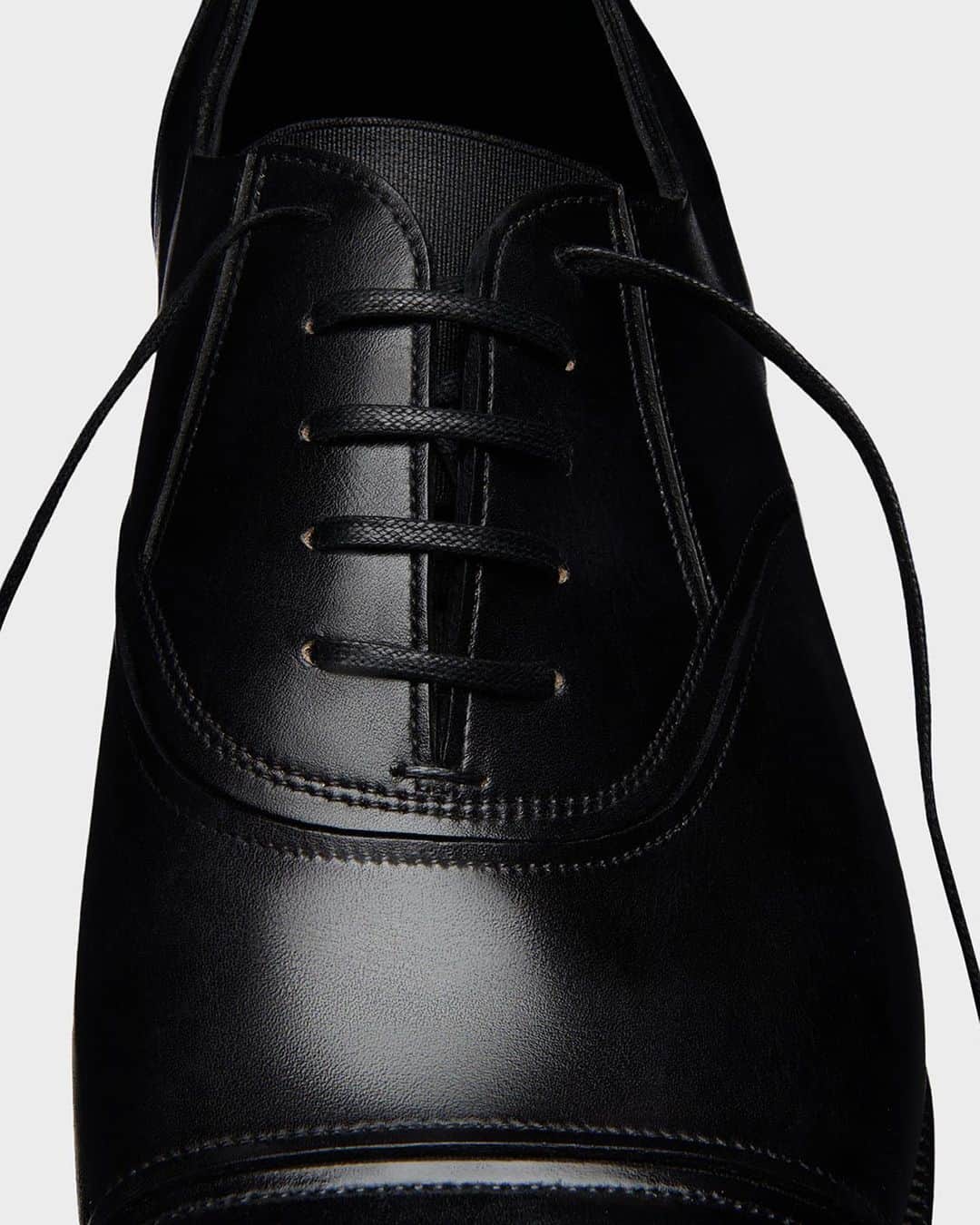 ジョンロブのインスタグラム：「Innovation at its core - Introducing Moorgate and Montgomery, a revision of our classic City II Oxford and Lopez loafer, built with discreet elastic panels nestled on every seam, ensuring instant comfort and a lighter step whilst keeping its sleek silhouette. . #johnlobb」
