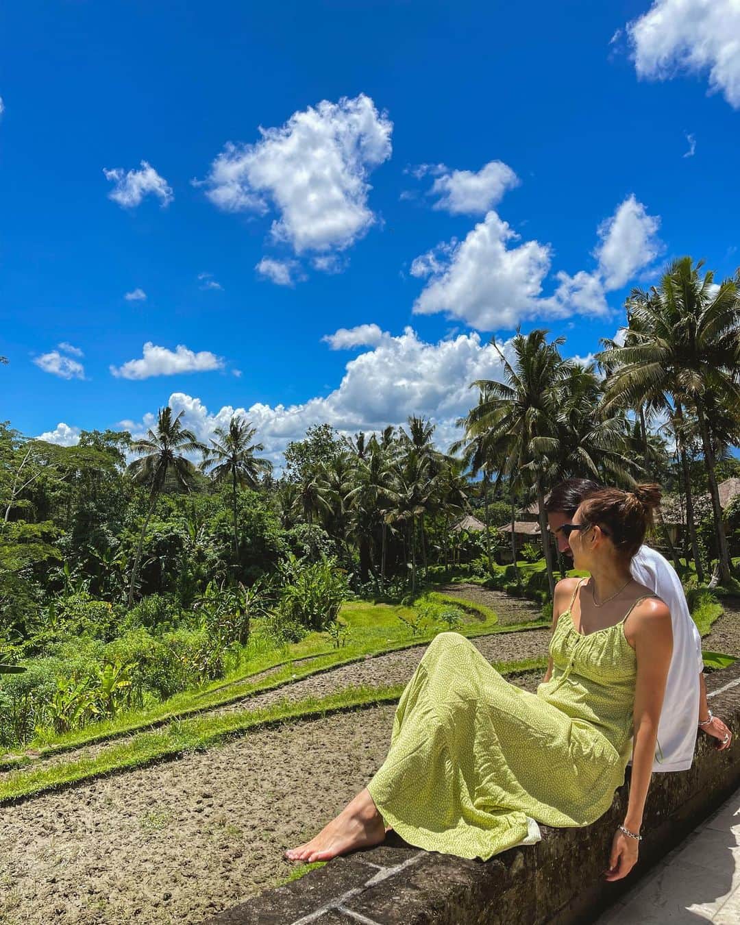 佐々木彩乃のインスタグラム：「📍　@amandari_resort  バリ旅最後はアマンダリのアスマラスイートのお部屋🌴 広いプール付で贅沢ステイ。 旦那の誕生日旅行だったから最後に1番良いお宿🙋‍♀️ @aman 系列なので流石のホスピタリティ。 誕生日ケーキもベッドにお花でメッセージもくれていた🤣 チェックインも2時間も早く入れてくれてチェックアウトも送迎の16:30までお部屋を使わせてくれました🥹🙏 また絶対行きたい所🥹」