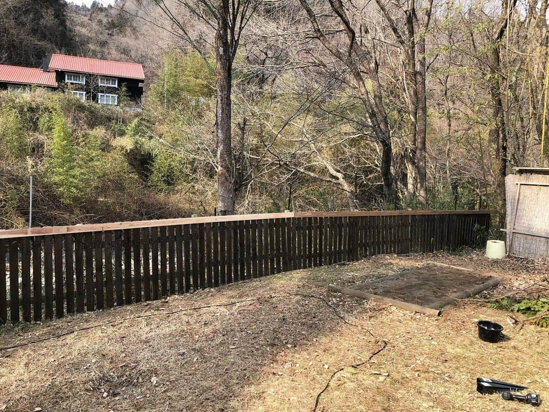 結城アンナさんのインスタグラム写真 - (結城アンナInstagram)「🐾ドッグランのフェンス🔨🪚作成中🐾Building a fence for the dogrun🔨🪚  🕊️Peace & Kindness, may all your dreams come true🕊️  #山の家 #mountainhouse #フェンス #fence」3月9日 20時24分 - ayukihouse