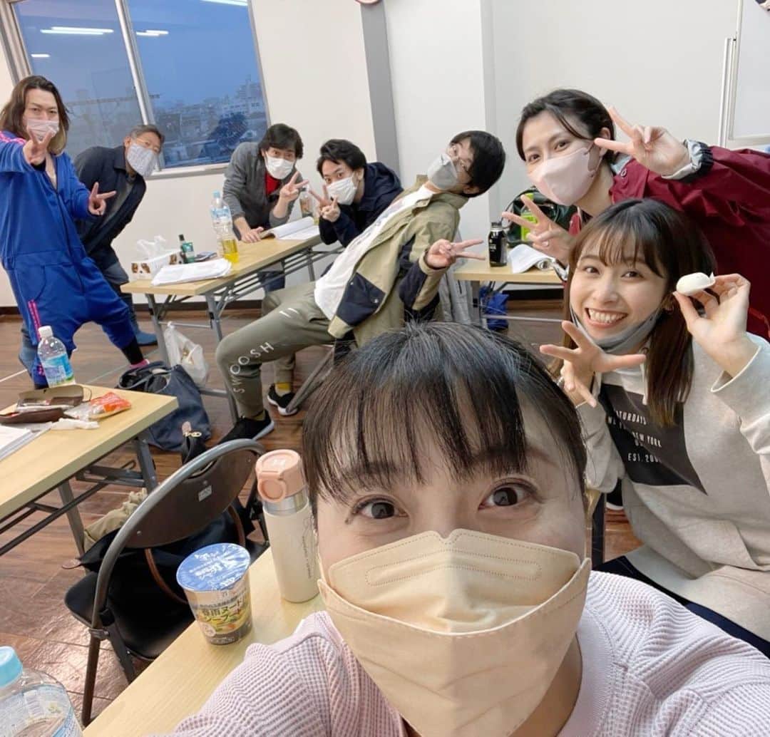 渋谷飛鳥のインスタグラム：「#ザーッと降ってからりと晴れて  久しぶりの稽古でしたん🤗  面白さを追求していった結果、毎回ゴリゴリに話が進んでてついていくのがやっと！！  台本読んだ時点ではめちゃくちゃ静かな場面だと思ってたのに 気付いたら筋肉痛になりそう！！なんでだろう！！怖い！！笑🫠🫠🫠🫠🫠  みなさんの大切な時間をお借りするわけなので  見たことのない新しい体験や 明るい気持ちをお土産に持ち帰って欲しいです🌸 がんばりますね✨」