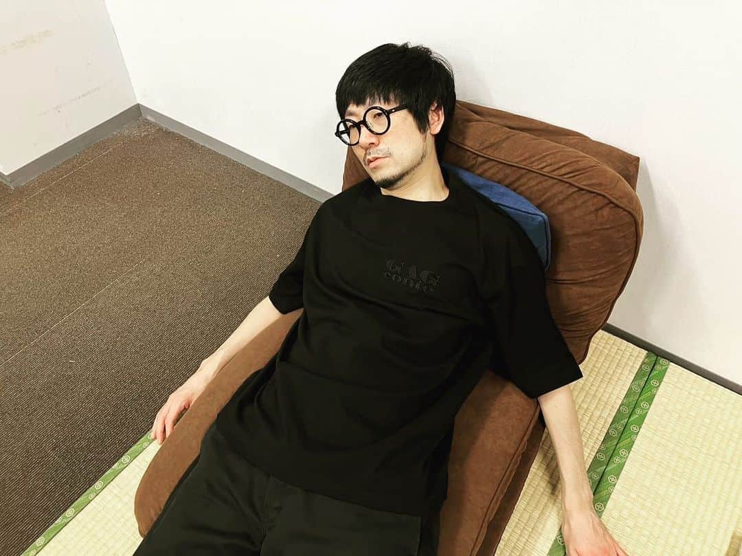 福井俊太郎さんのインスタグラム写真 - (福井俊太郎Instagram)「これは格好良すぎるよ #GAGツーマンライブ限定Tシャツ #全部BOSSに丸投げでやってもらいましたが激COOLですよね #これは普通にストリートで使えるアイテムですよ #刺繍にモコモコ背中プリントに赤タグに袖タグにギミックあり過ぎる #さすがBOSSぅぅ #すいません #急にBOSSって言ってたらギャングの下っ端になったのかと思われるかもですが #BOSSとはチーフマネージャーのことです #BOSS曰く全く利益が上がらないTシャツなそうなので何卒皆様カマしの程をよろしくお願い致しますぅ」3月9日 20時21分 - shuntarofukui