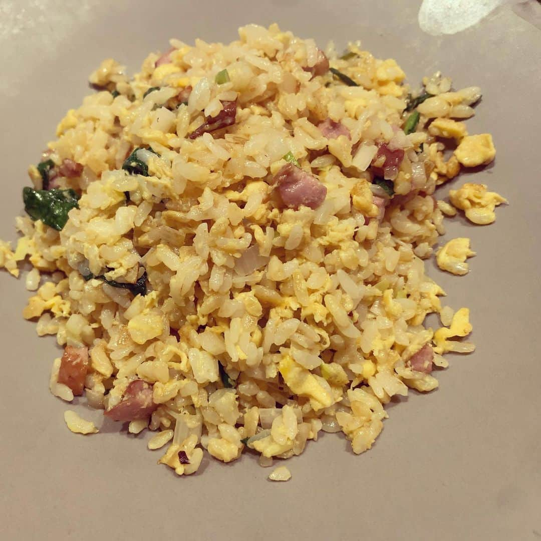 加藤千恵さんのインスタグラム写真 - (加藤千恵Instagram)「いつかのお昼ごはん。スモークダックの焼き飯。口に入れた瞬間に、おいしすぎて笑ってしまった（実話）。パラッパラだし、旨みがとんでもないことになってるし、衝撃的なほど。写真ないけど、ついていたコーンスープのコーンが焼いてあったりして（香ばしい……！）、普通の顔をしておきながら、本当に細やかなところまで仕掛けや手間があって、感激。また行く。」3月9日 20時28分 - katochie1110