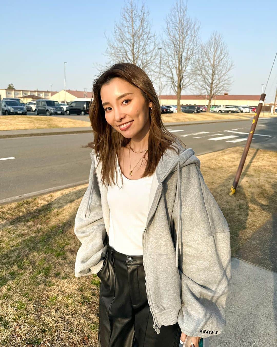 KANAMIのインスタグラム：「・ ポテンツァやったら肌ツヤツヤになった🥹✨  夏ぶりの福生🌼 天気も良くて楽しかったぁ☺️🤍  #もう春ですね #夏もすぐそこ #searoomlynn #xexymix #iriebeach」