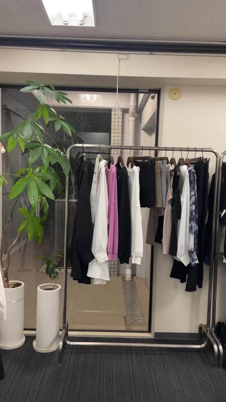 ENVYMのインスタグラム：「ご視聴ありがとうありがとうました✨  今週のWeb新作アイテムをご紹介しています!!  詳細は下記からご覧下さい✅  https://envym-store.jp  ーーーーーーーーーーーーーーーーーーーーーーーー  FINAL SALE MAX70%OFF開催中✨  是非Webstoreをご覧下さいませ🌸  #envym #2023ss #spring」