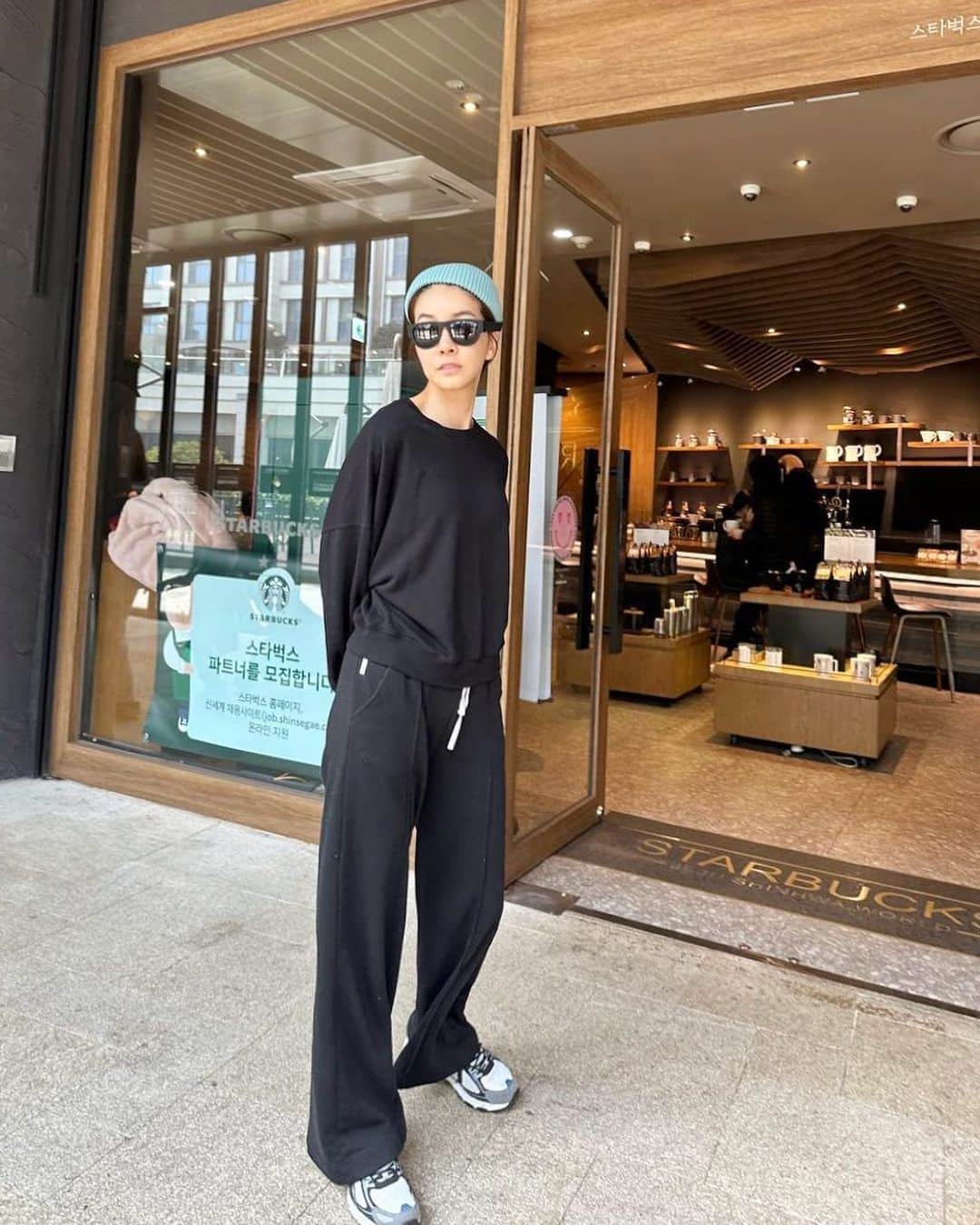 チン・ソヨンのインスタグラム：「어슬렁 ☕️」