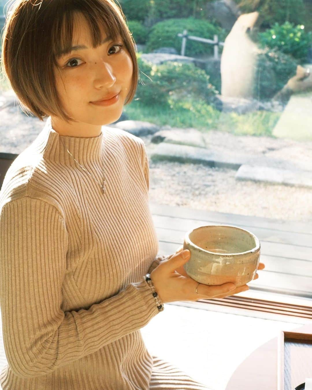 鈴木友梨耶のインスタグラム：「抹茶が美味しくて 最近自分でたてて飲んでるんだ〜♪  カテキンは花粉症にもいいってゆうし 美味しいお茶菓子とお抹茶 毎日堪能したい🥰✨  抹茶好き？  #島根 #島根旅行 #松江 #喫茶 #抹茶 #喫茶きはる #japan #japantravel #そばかす気になる #そばかす女子 #自然体 #matcha」