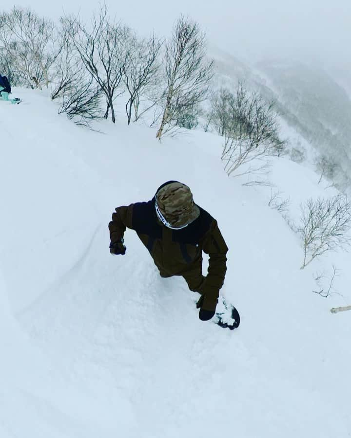 伊勢谷友介のインスタグラム：「北海道の思い出も3つ目。 今年は北海道の年だったんだなぁと思う年になると思います。 #capita #springbreaksnowboarding  #unionbindings  #deeluxe  #playdesign  #shered  #bca  #bushheadgear  #keen」