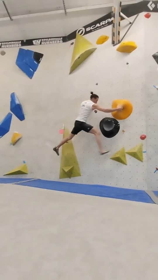 イェルネイ・クルーダーのインスタグラム：「Only training my right leg @dirk.uhlig 🤔😁?  @ocun.climbing @scarpaspa @sloveniaclimbing」