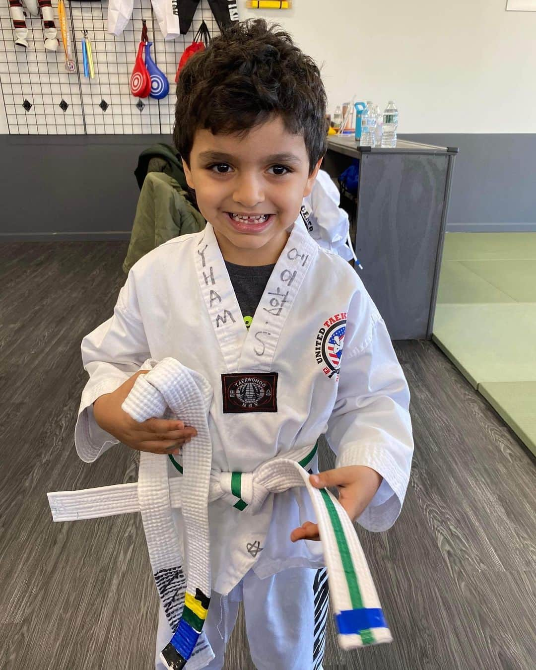 大砂嵐金崇郎さんのインスタグラム写真 - (大砂嵐金崇郎Instagram)「He did it 🎉🙌🥳 My hero passed his first Taekwondo test to be upgraded from White belt to White-Green😍 Proud of you Son ❤️」3月9日 20時45分 - oosunaarashi