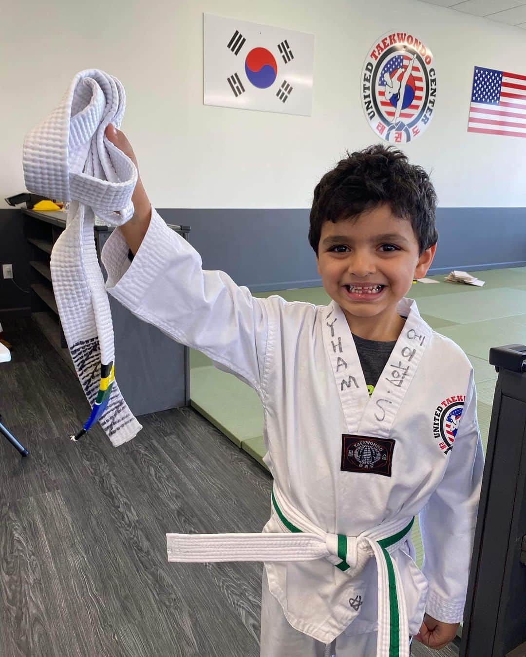 大砂嵐金崇郎のインスタグラム：「He did it 🎉🙌🥳 My hero passed his first Taekwondo test to be upgraded from White belt to White-Green😍 Proud of you Son ❤️」