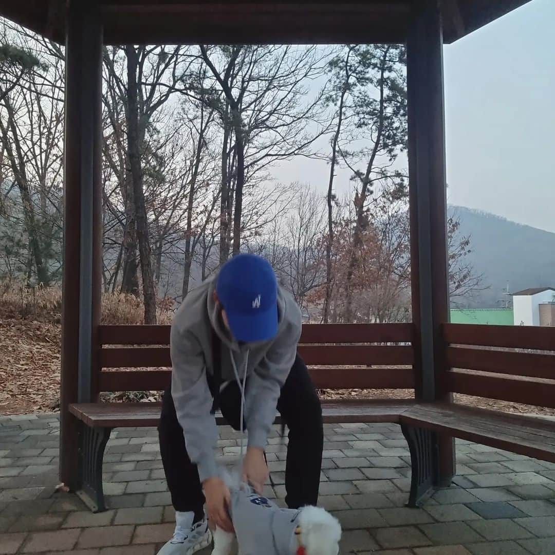 ロクヒョンさんのインスタグラム写真 - (ロクヒョンInstagram)「보리랑🐶🧢👨‍❤️‍💋‍👨🤍」3月9日 20時46分 - k_rockhyeon